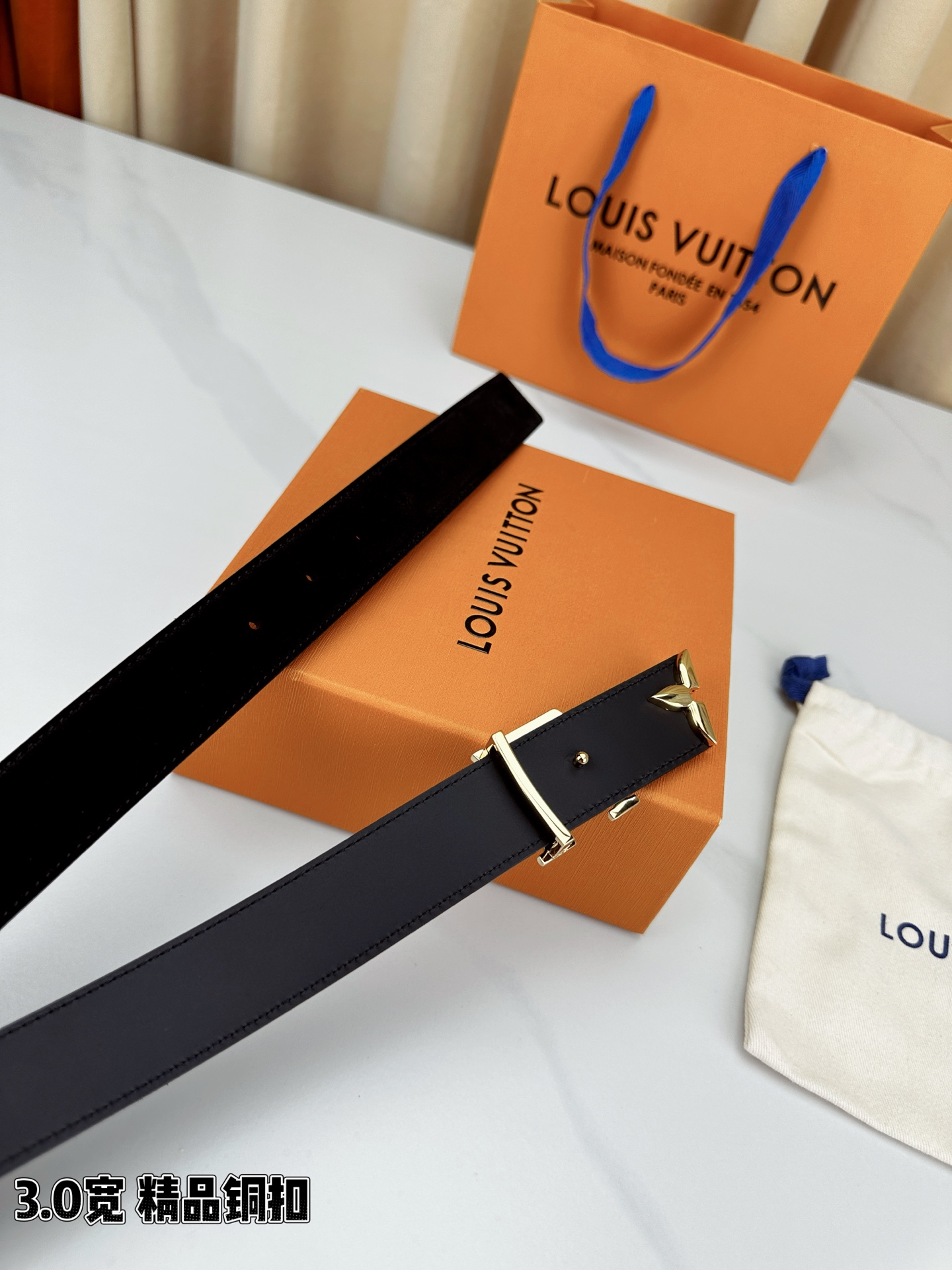 3.0宽 Pretty LV 腰带依托品牌精湛工艺，以莹亮金属打造 LV Initiales 搭扣，与末