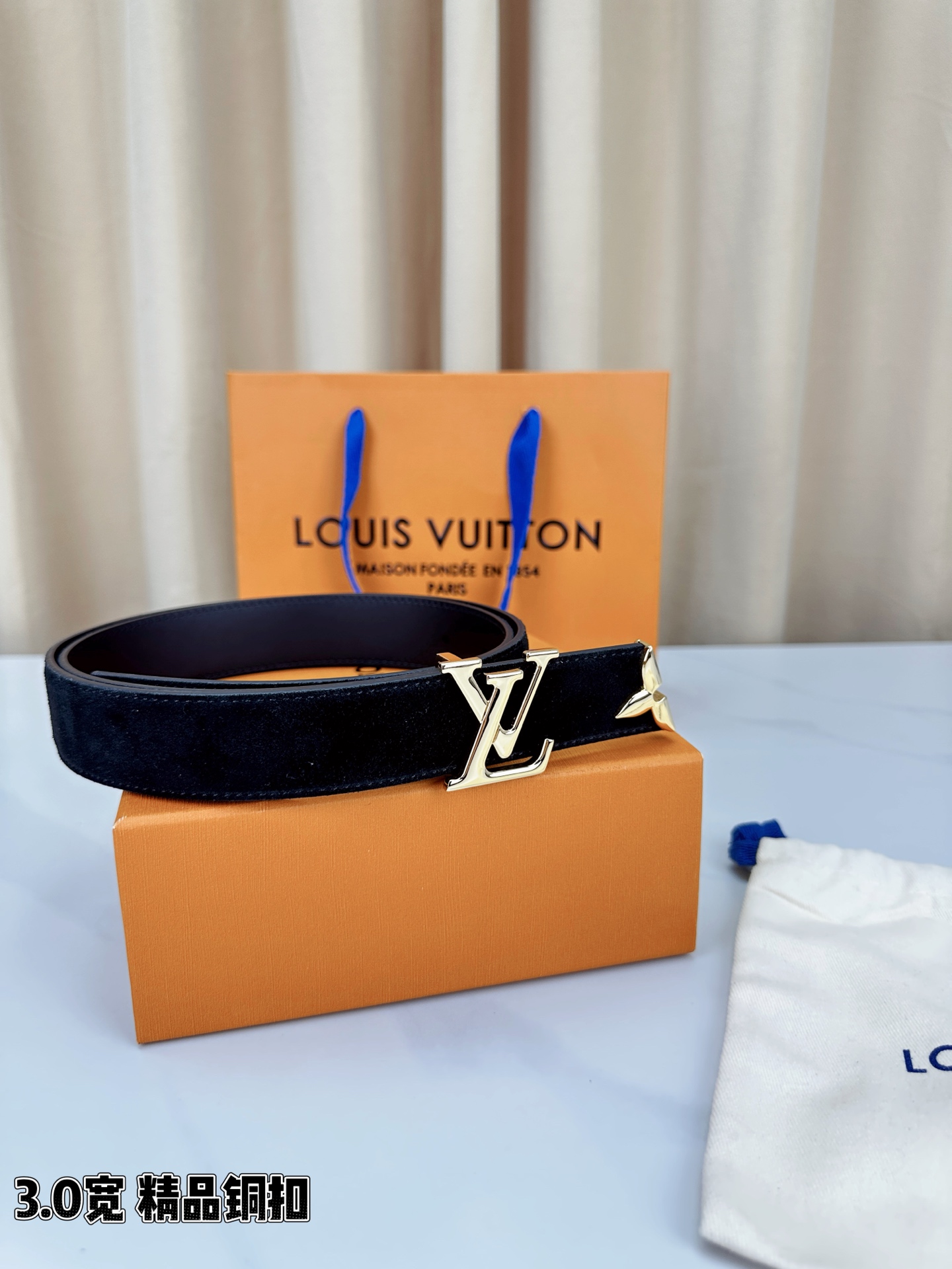 3.0宽 Pretty LV 腰带依托品牌精湛工艺，以莹亮金属打造 LV Initiales 搭扣，与末