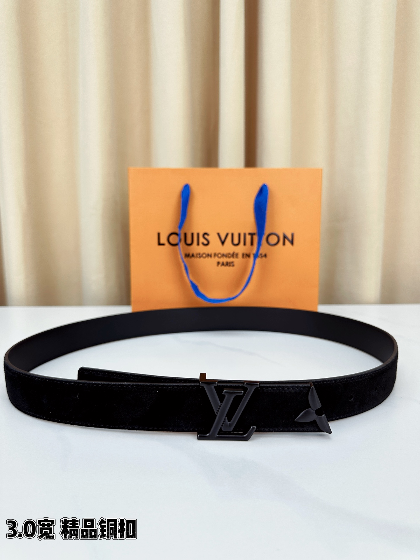 3.0宽 Pretty LV 腰带依托品牌精湛工艺，以莹亮金属打造 LV Initiales 搭扣，与末