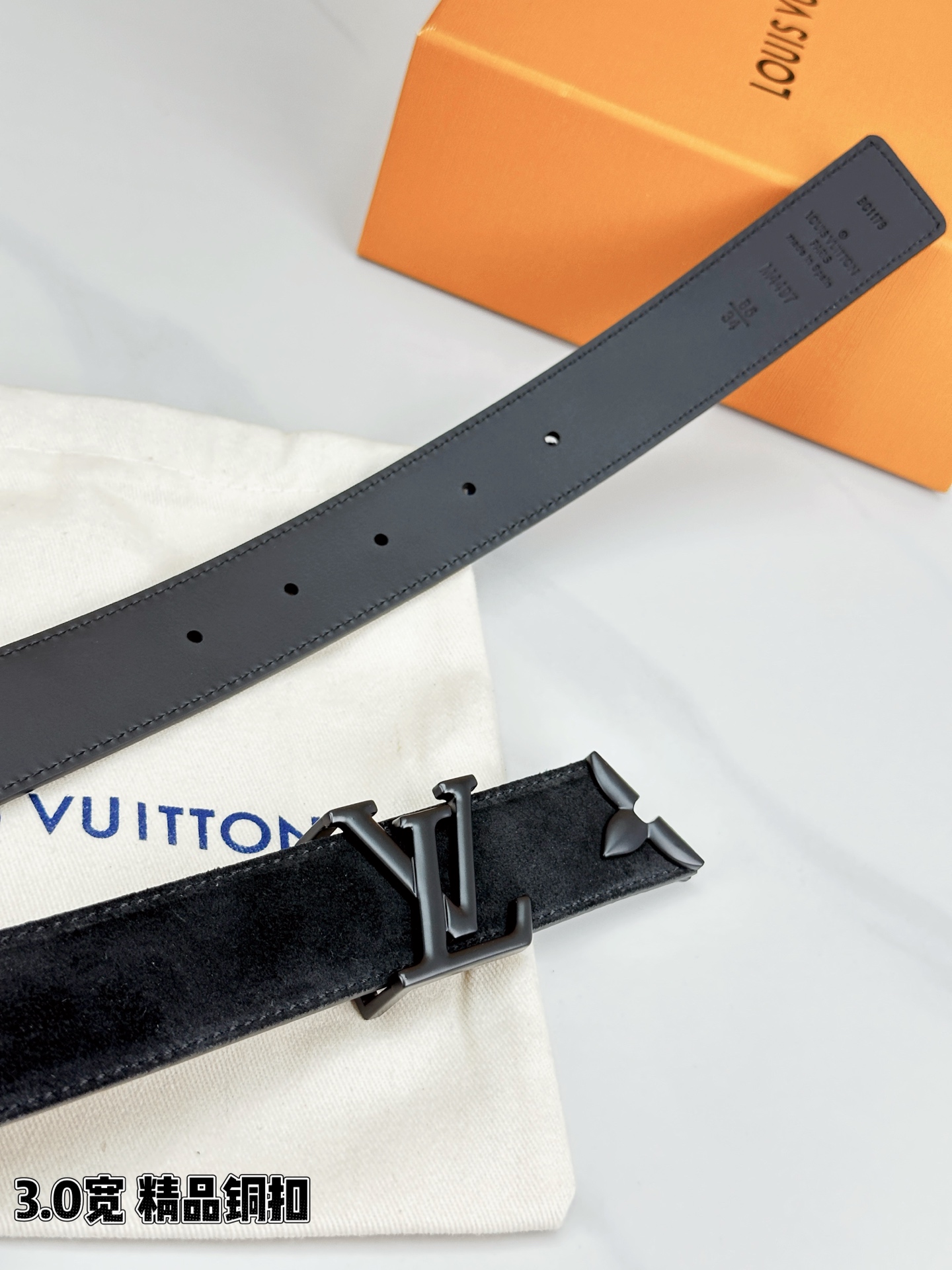 3.0宽 Pretty LV 腰带依托品牌精湛工艺，以莹亮金属打造 LV Initiales 搭扣，与末