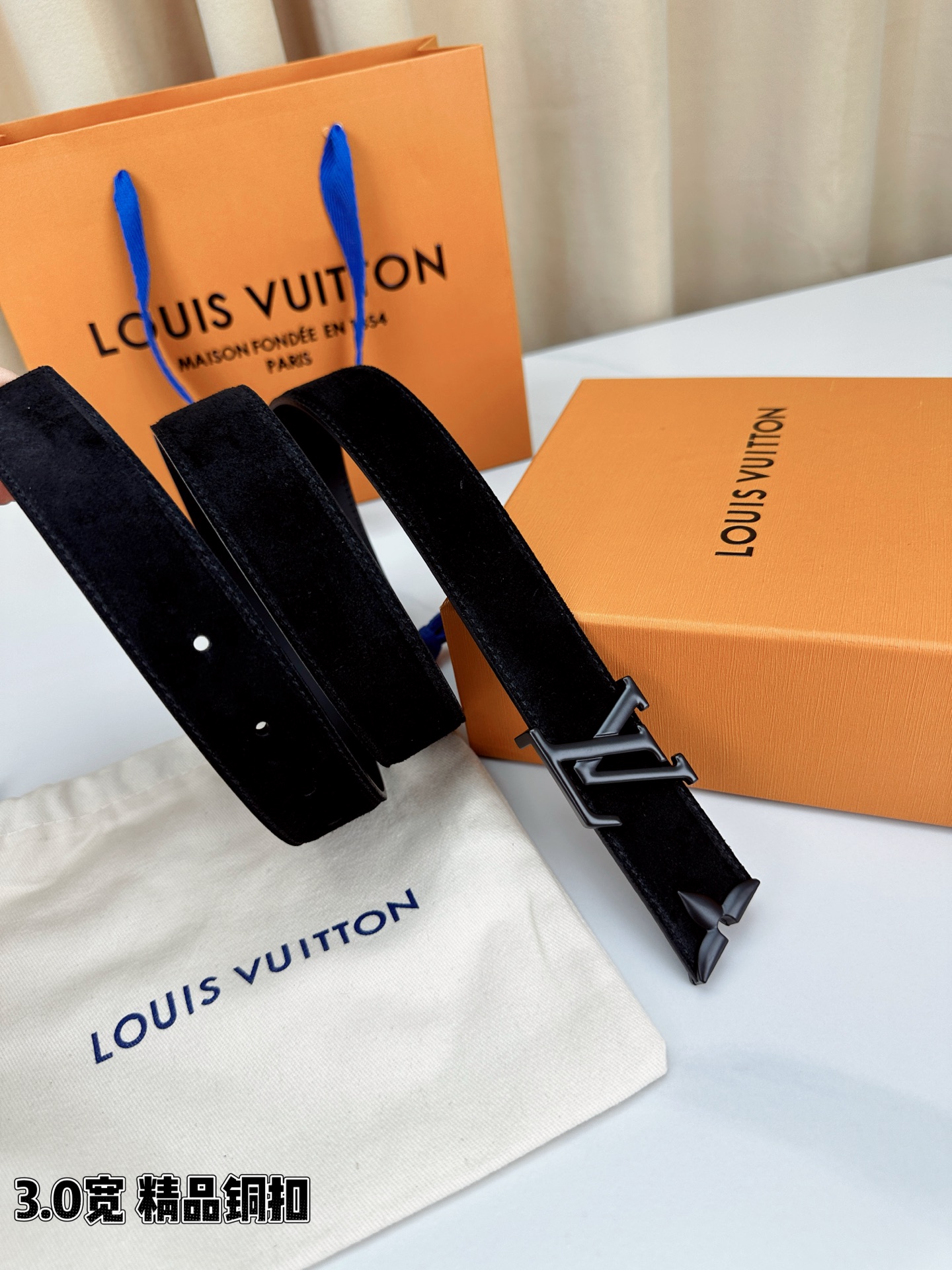 3.0宽 Pretty LV 腰带依托品牌精湛工艺，以莹亮金属打造 LV Initiales 搭扣，与末