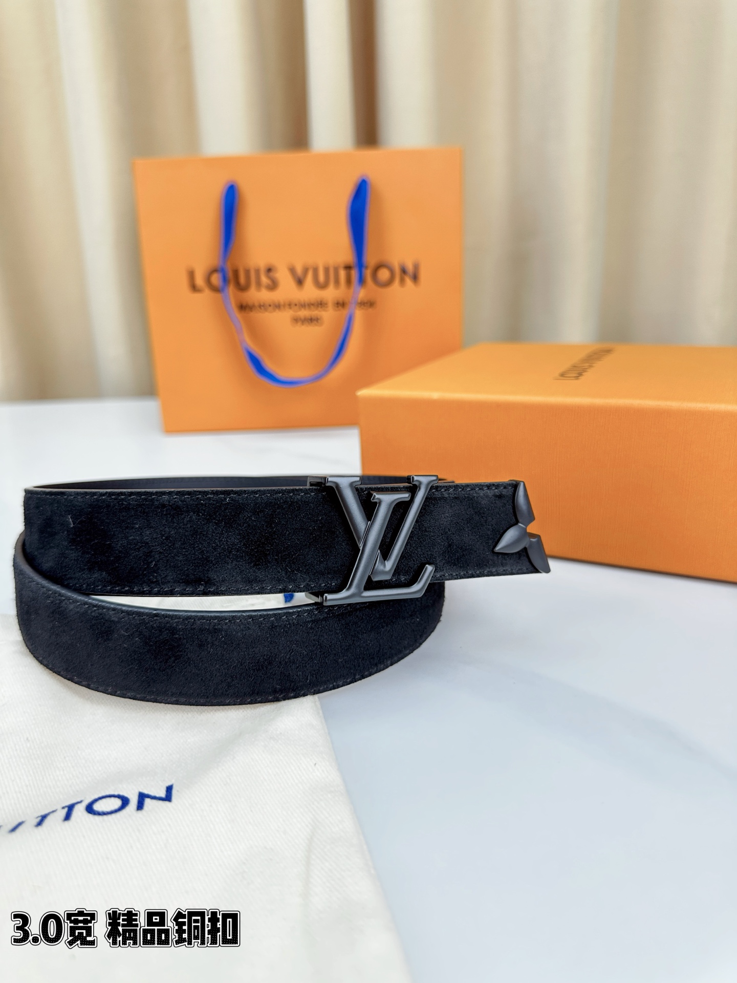 3.0宽 Pretty LV 腰带依托品牌精湛工艺，以莹亮金属打造 LV Initiales 搭扣，与末