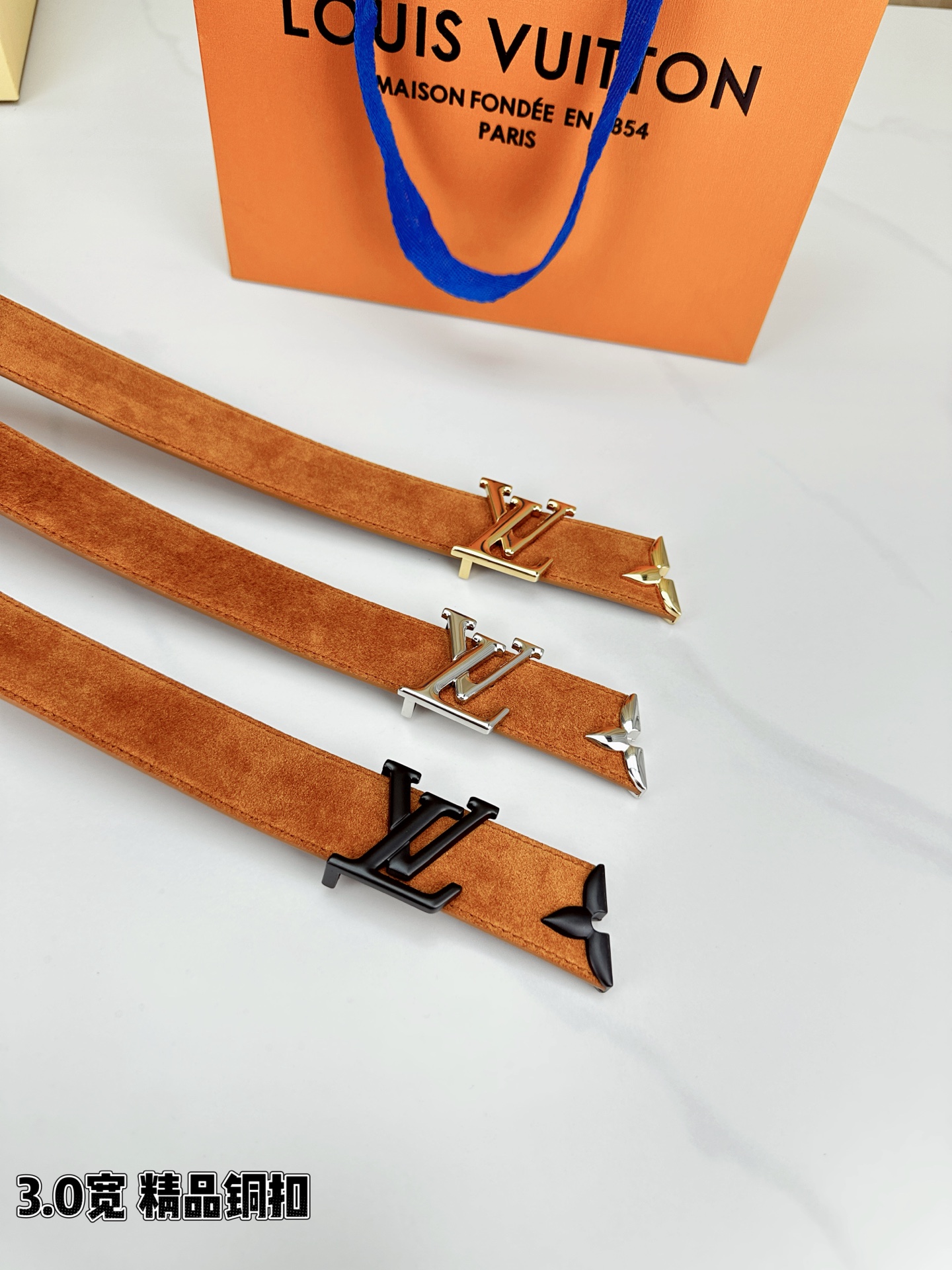 3.0宽 Pretty LV 腰带依托品牌精湛工艺，以莹亮金属打造 LV Initiales 搭扣，与末