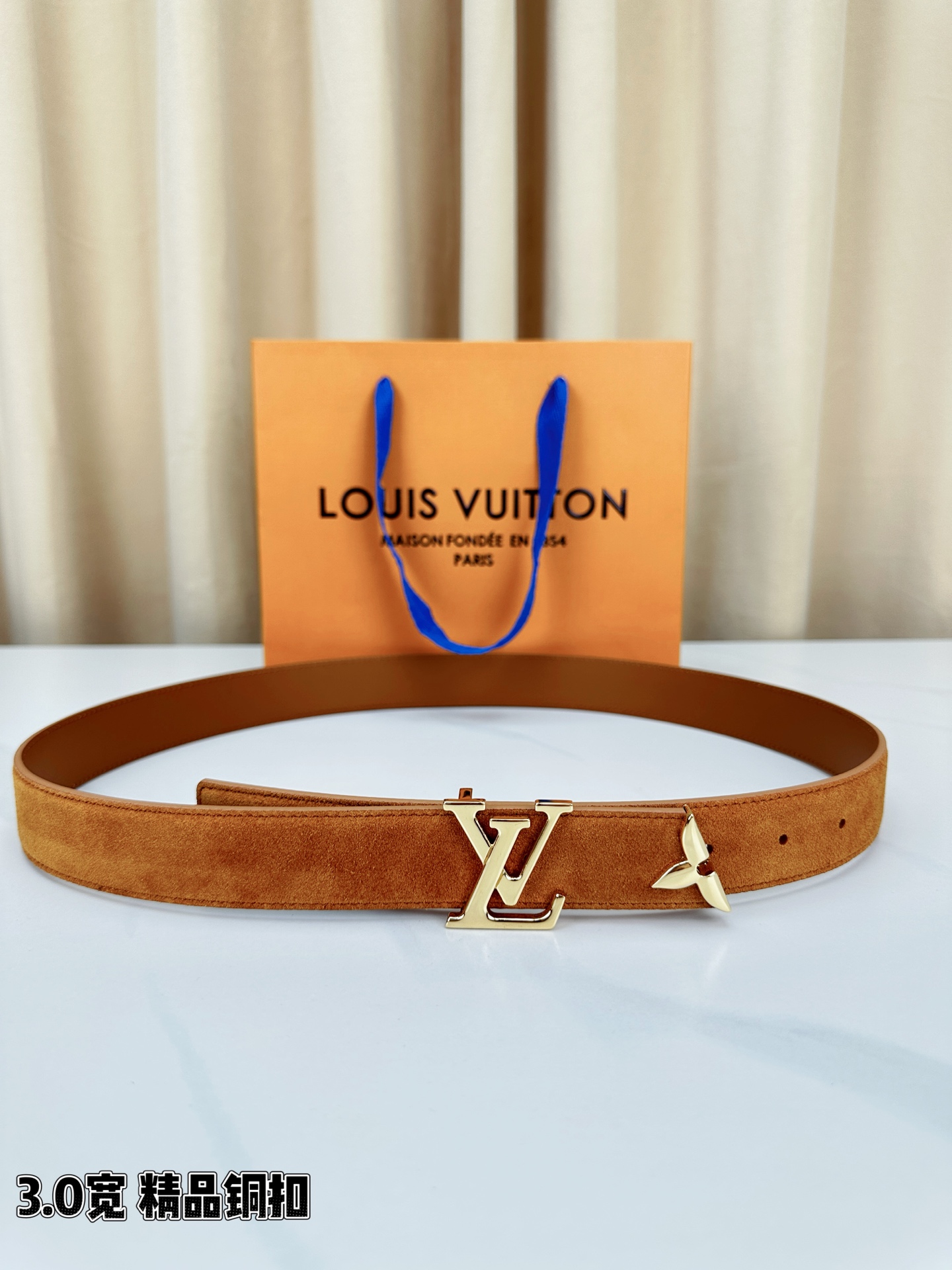 3.0宽 Pretty LV 腰带依托品牌精湛工艺，以莹亮金属打造 LV Initiales 搭扣，与末