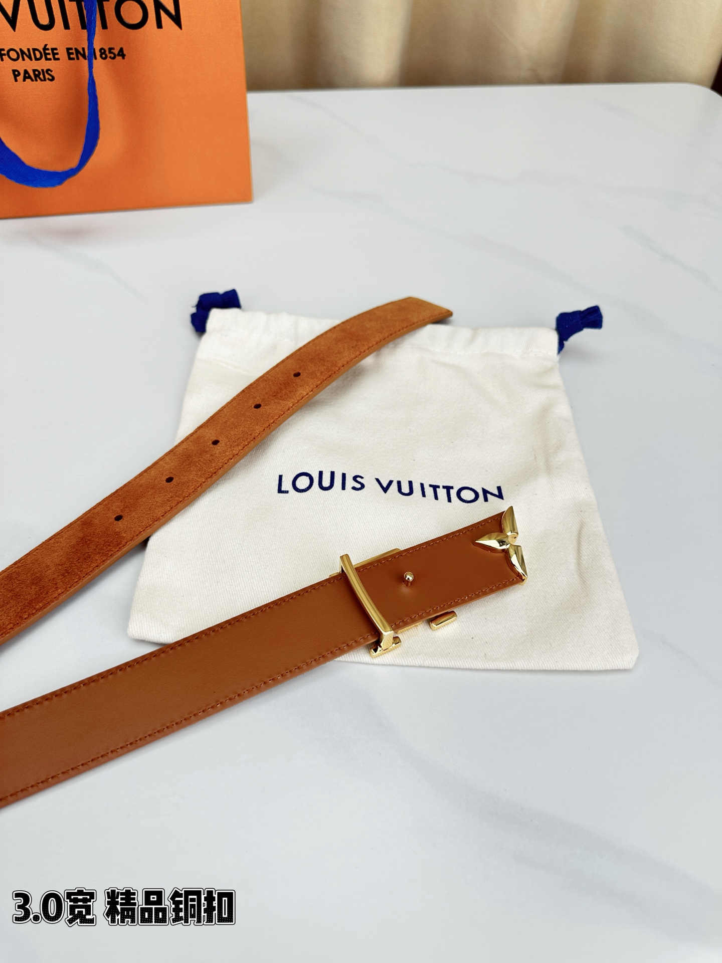 3.0宽 Pretty LV 腰带依托品牌精湛工艺，以莹亮金属打造 LV Initiales 搭扣，与末