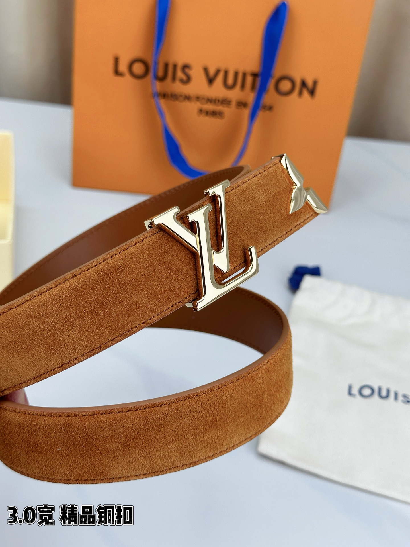 3.0宽 Pretty LV 腰带依托品牌精湛工艺，以莹亮金属打造 LV Initiales 搭扣，与末