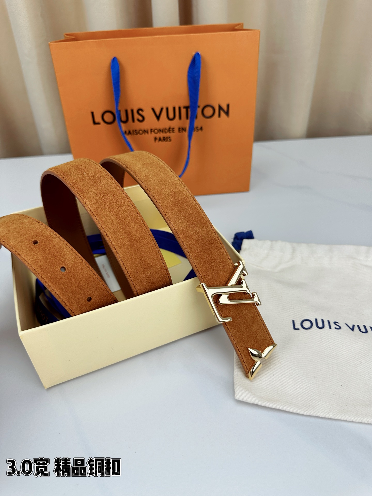 3.0宽 Pretty LV 腰带依托品牌精湛工艺，以莹亮金属打造 LV Initiales 搭扣，与末
