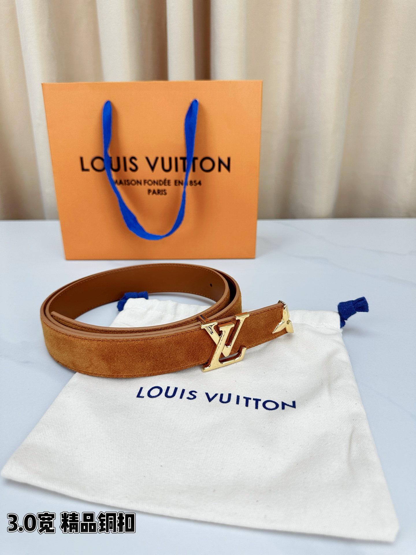 3.0宽 Pretty LV 腰带依托品牌精湛工艺，以莹亮金属打造 LV Initiales 搭扣，与末