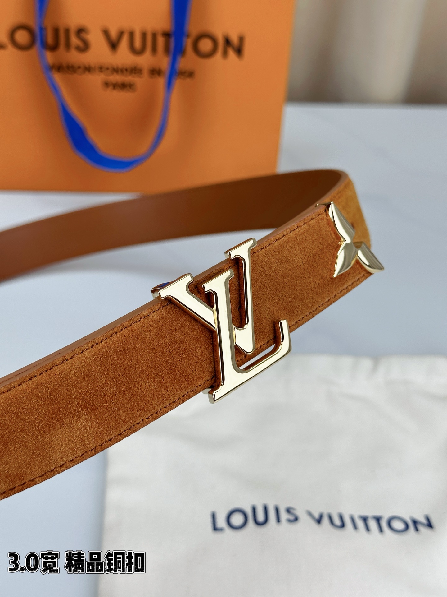 3.0宽 Pretty LV 腰带依托品牌精湛工艺，以莹亮金属打造 LV Initiales 搭扣，与末