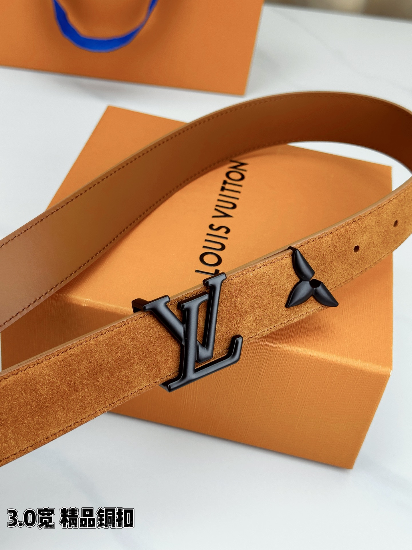 3.0宽 Pretty LV 腰带依托品牌精湛工艺，以莹亮金属打造 LV Initiales 搭扣，与末