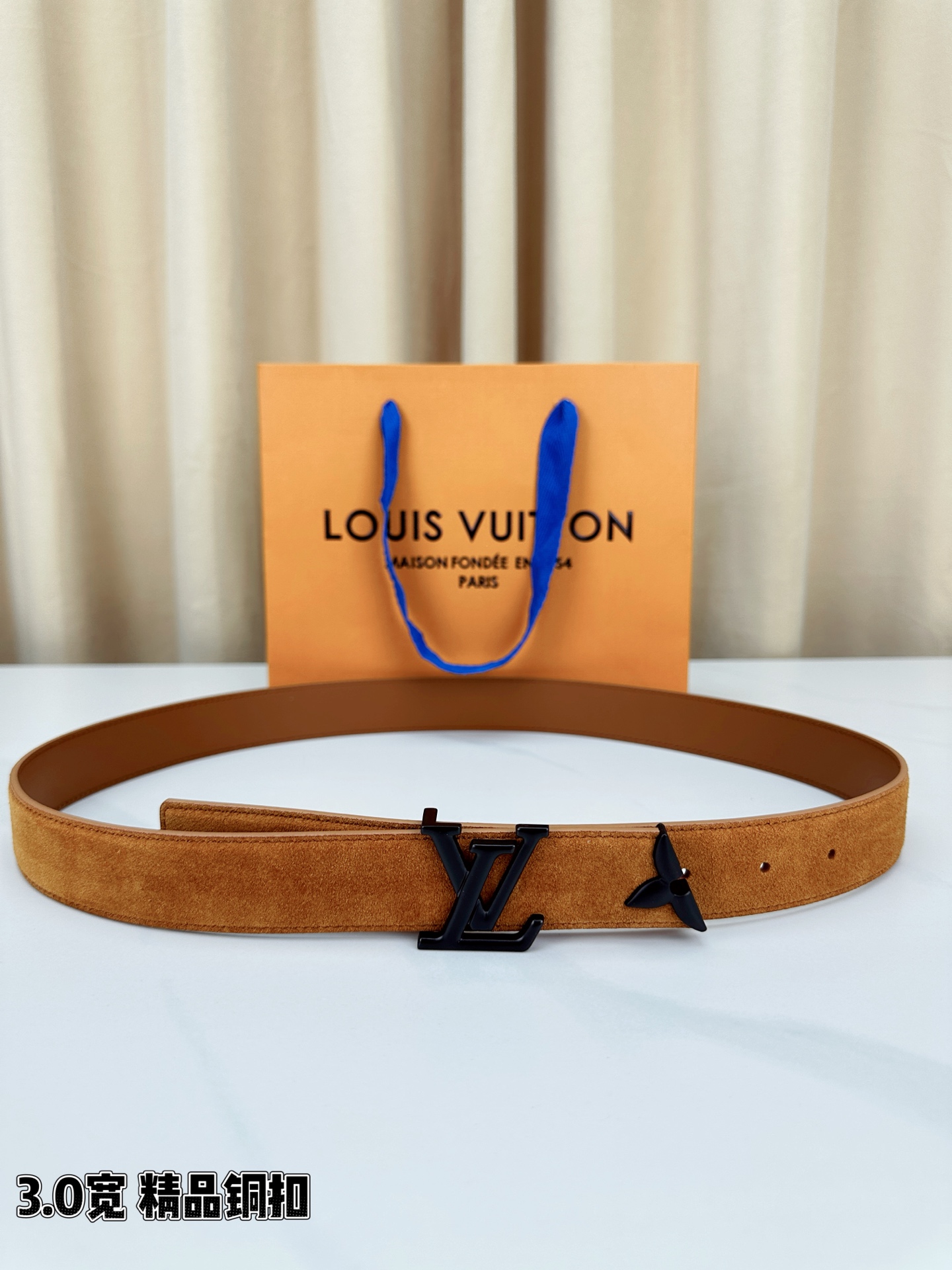 3.0宽 Pretty LV 腰带依托品牌精湛工艺，以莹亮金属打造 LV Initiales 搭扣，与末