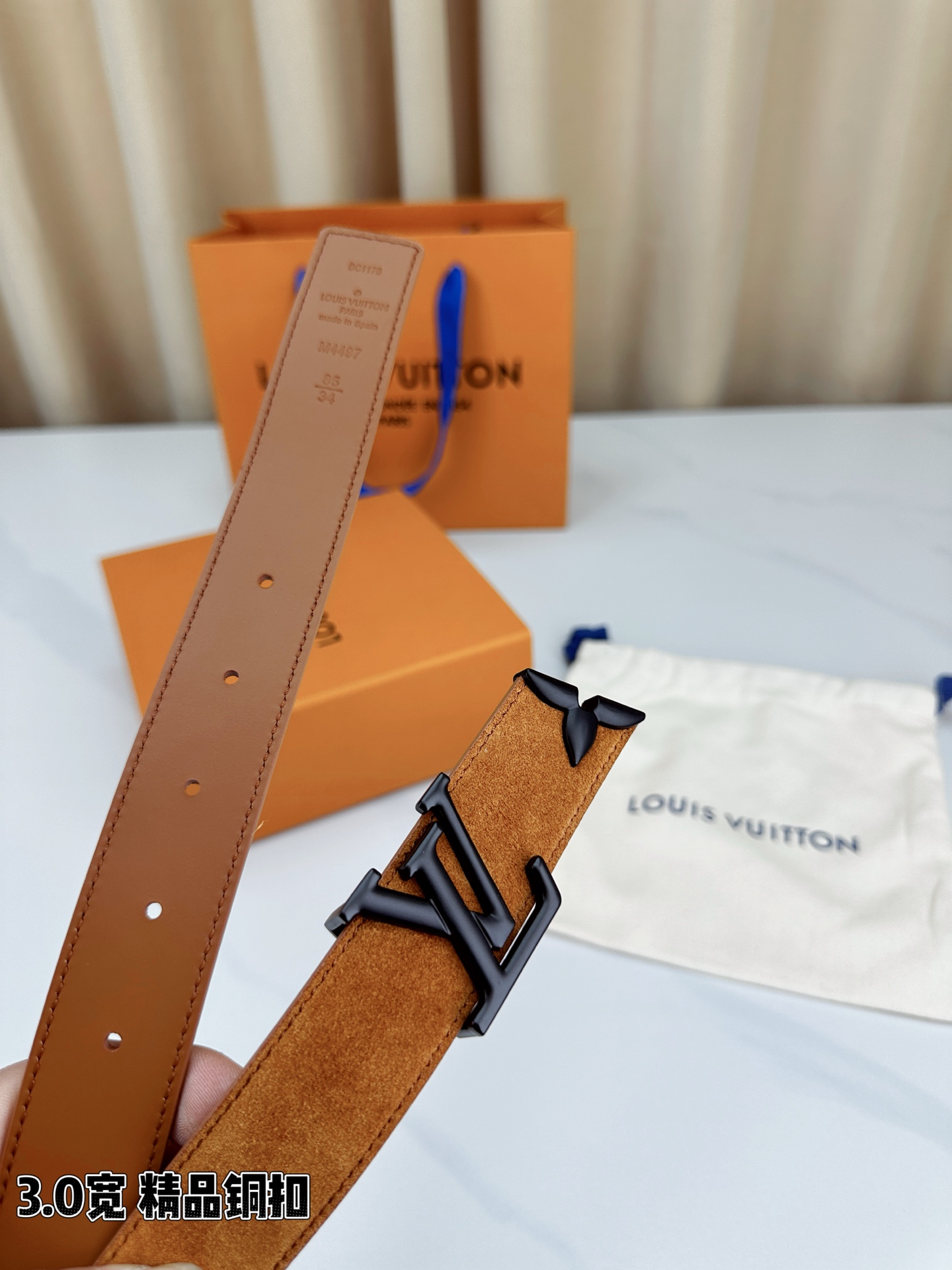 3.0宽 Pretty LV 腰带依托品牌精湛工艺，以莹亮金属打造 LV Initiales 搭扣，与末