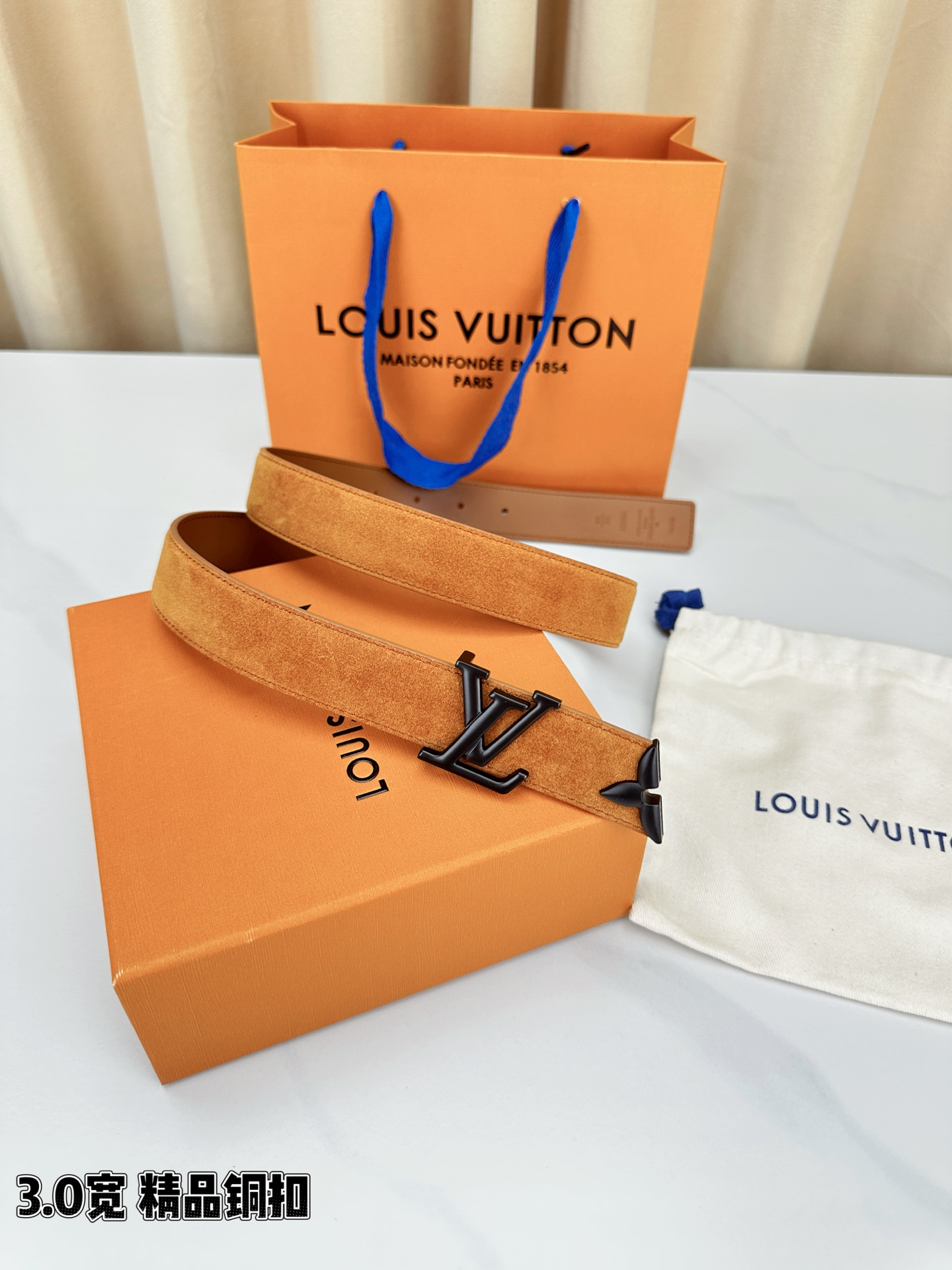 3.0宽 Pretty LV 腰带依托品牌精湛工艺，以莹亮金属打造 LV Initiales 搭扣，与末