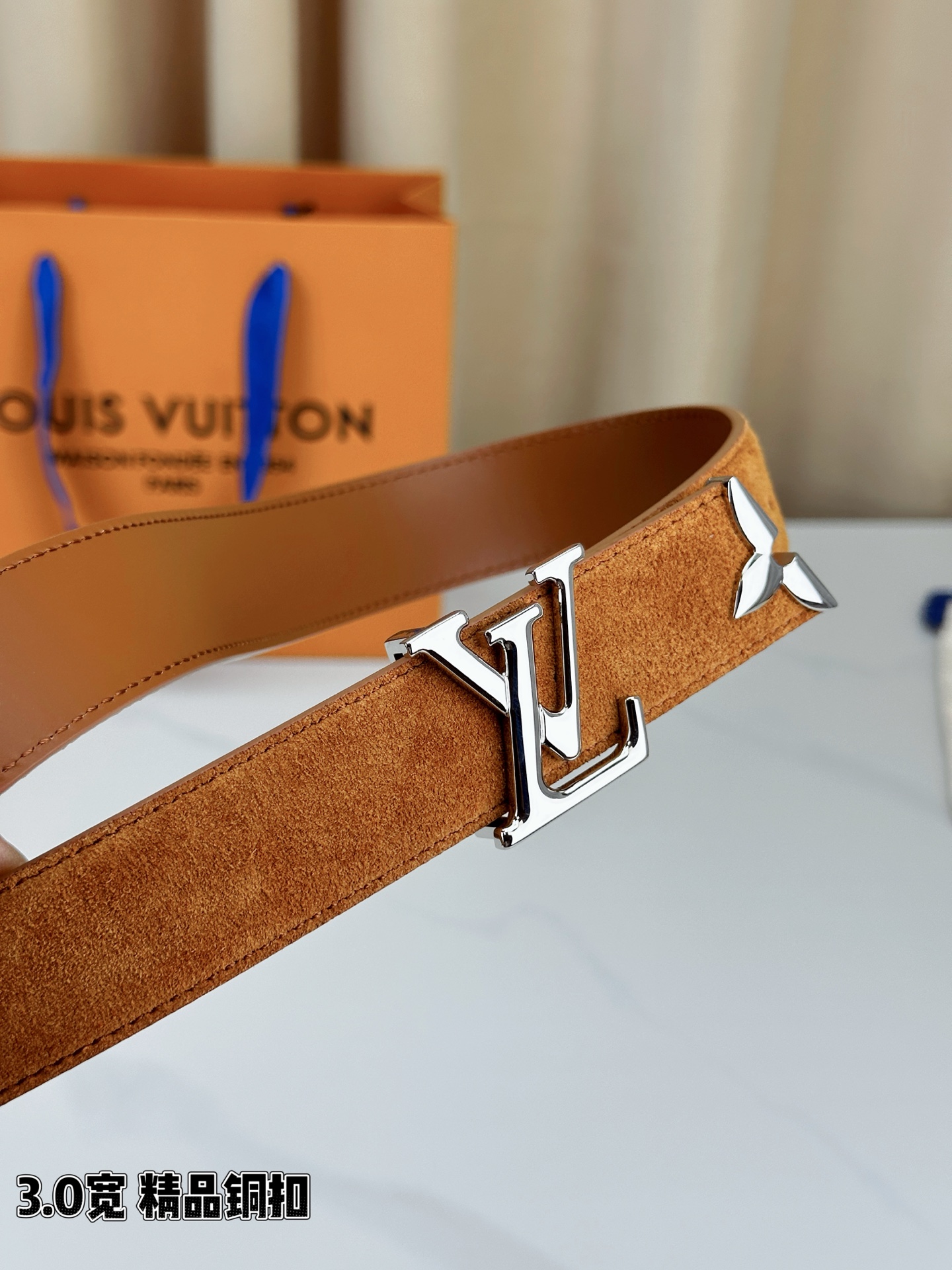 3.0宽 Pretty LV 腰带依托品牌精湛工艺，以莹亮金属打造 LV Initiales 搭扣，与末