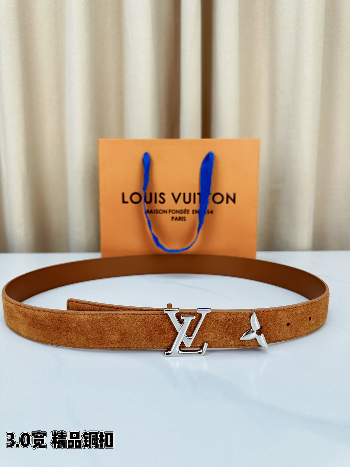 3.0宽 Pretty LV 腰带依托品牌精湛工艺，以莹亮金属打造 LV Initiales 搭扣，与末