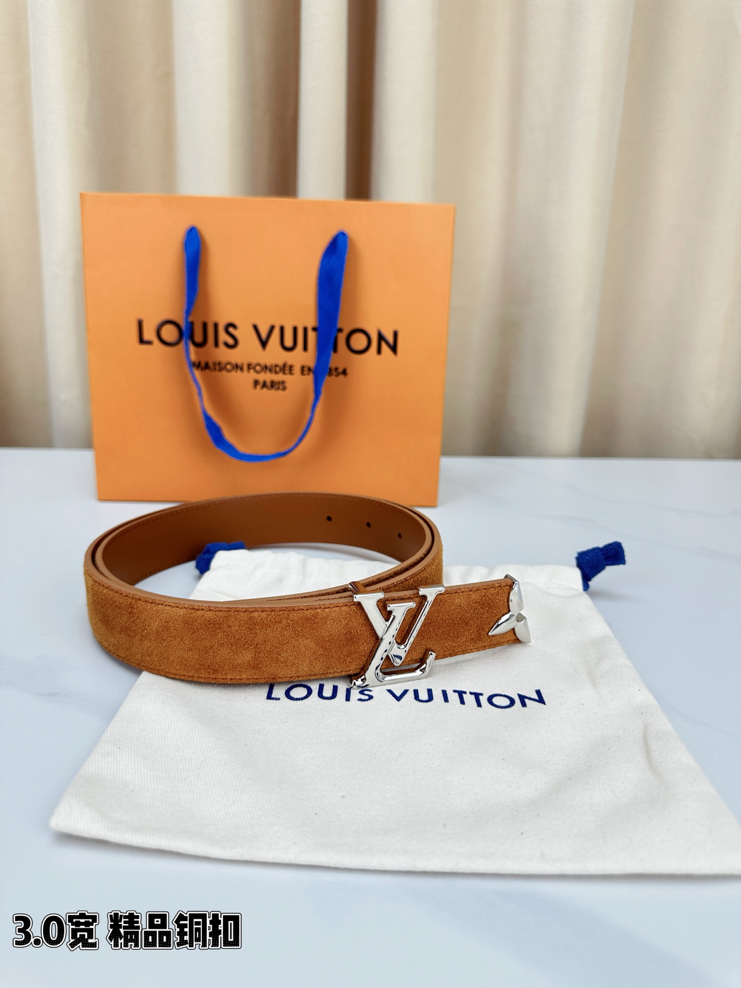 3.0宽 Pretty LV 腰带依托品牌精湛工艺，以莹亮金属打造 LV Initiales 搭扣，与末