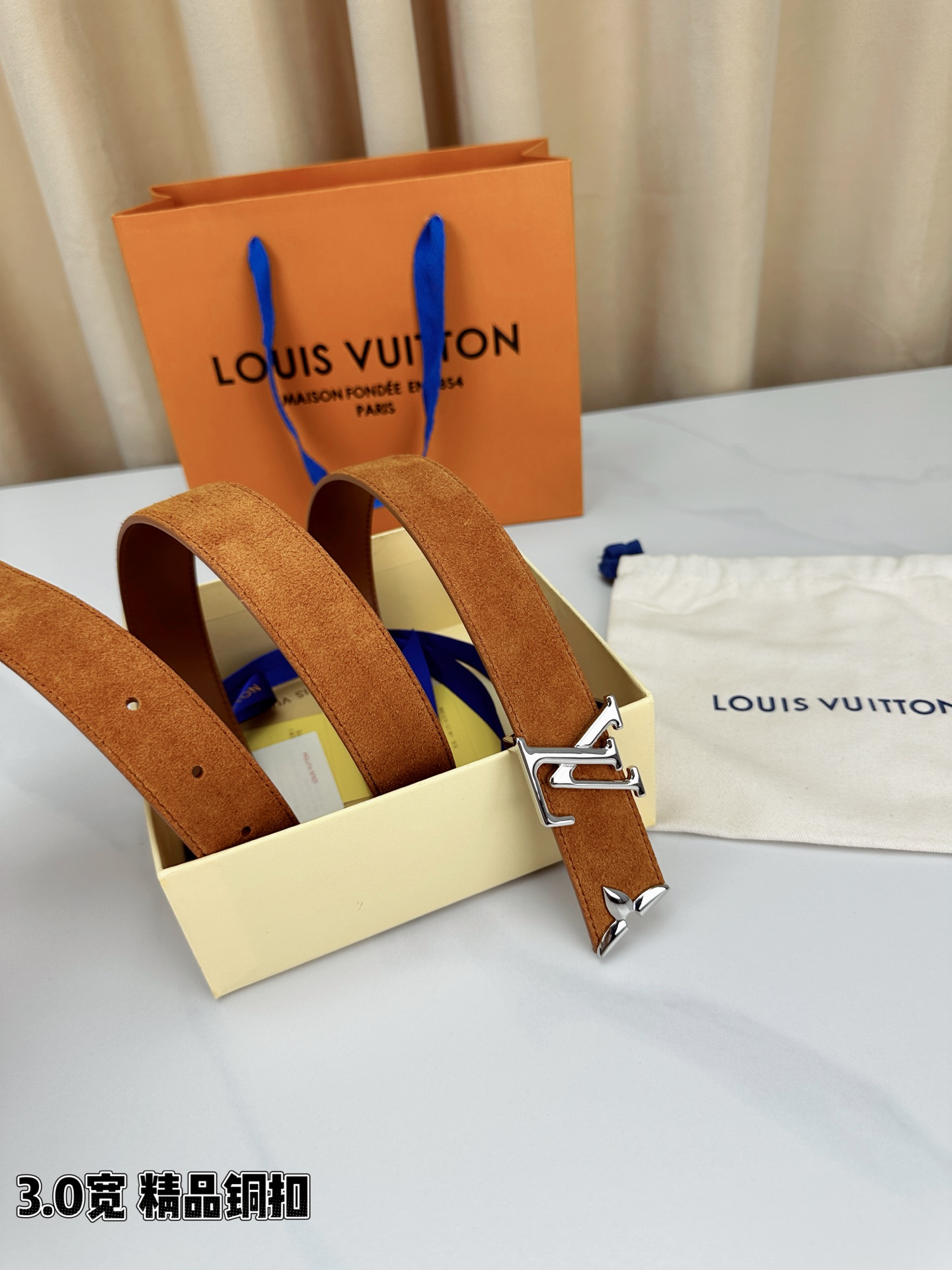 3.0宽 Pretty LV 腰带依托品牌精湛工艺，以莹亮金属打造 LV Initiales 搭扣，与末