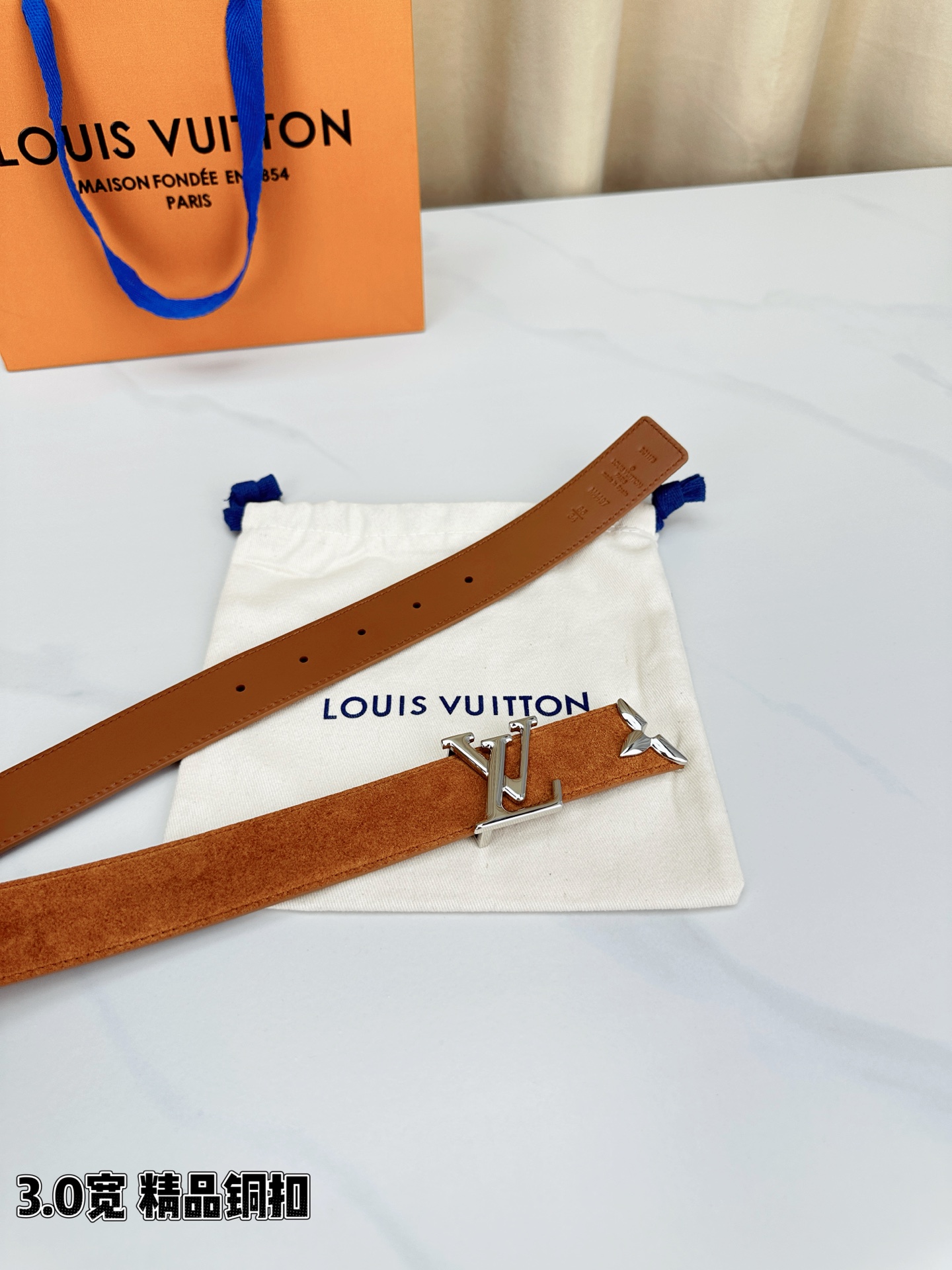 3.0宽 Pretty LV 腰带依托品牌精湛工艺，以莹亮金属打造 LV Initiales 搭扣，与末