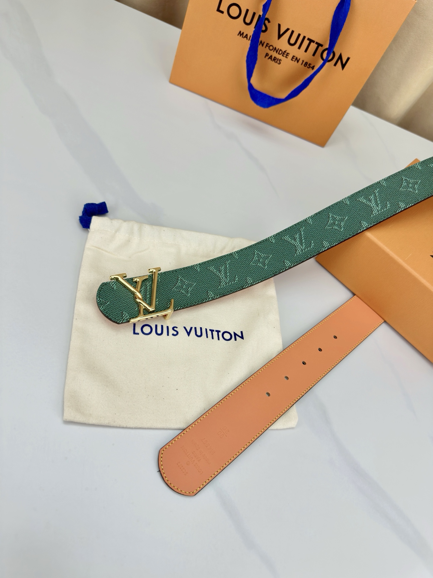 LV 4 0宽版皮带 墨绿色老花涂层帆布 4 0cm宽版设计 金属质感LV扣头 双面可用皮革