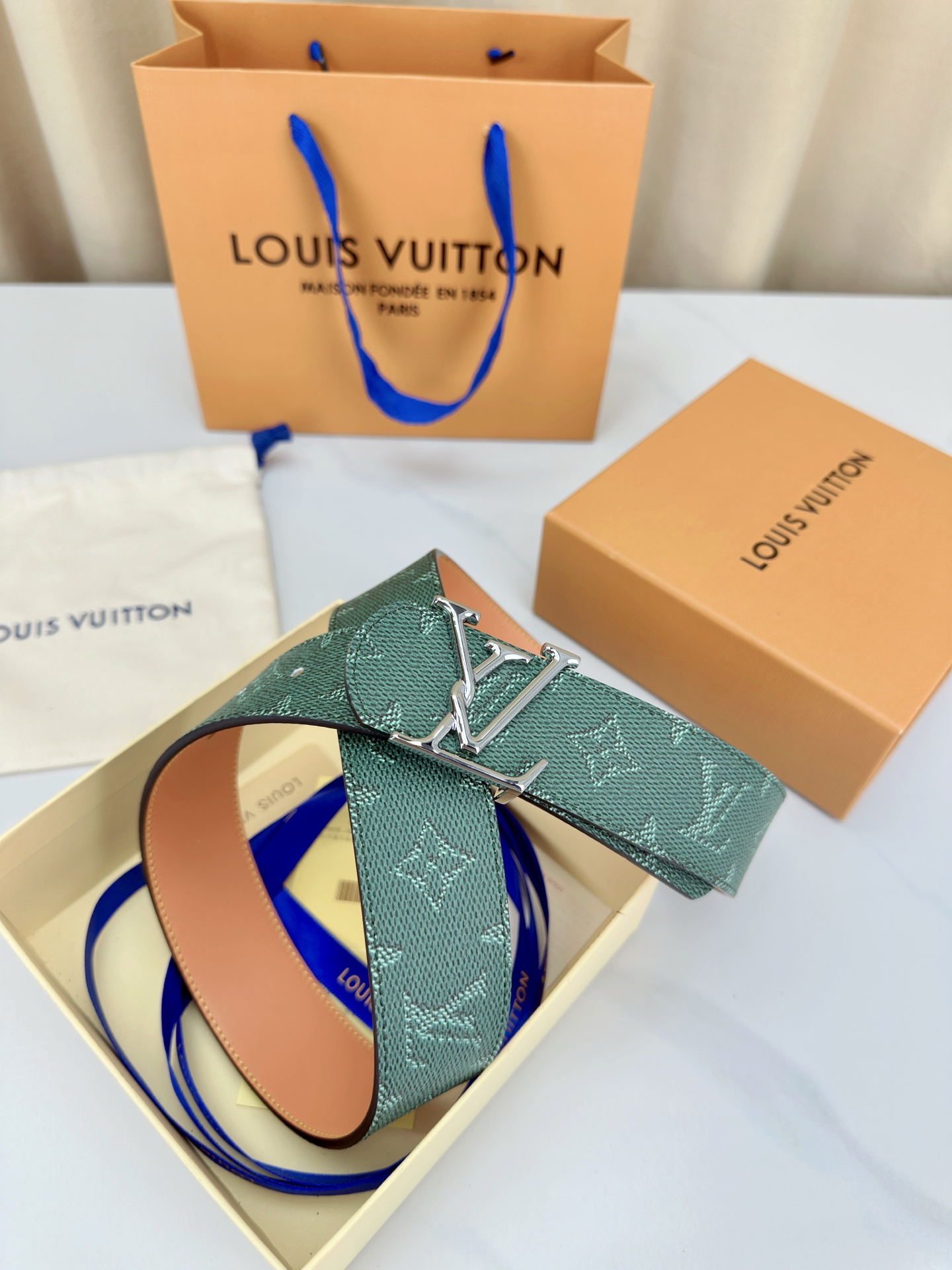 LV 4 0宽版皮带 墨绿色老花涂层帆布 4 0cm宽版设计 金属质感LV扣头 双面可用皮革