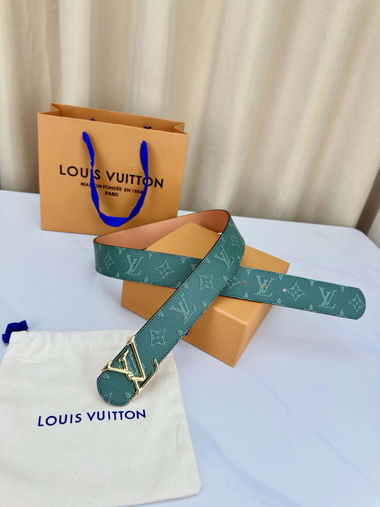 LV 4 0宽版皮带 墨绿色老花涂层帆布 4 0cm宽版设计 金属质感LV扣头 双面可用皮革