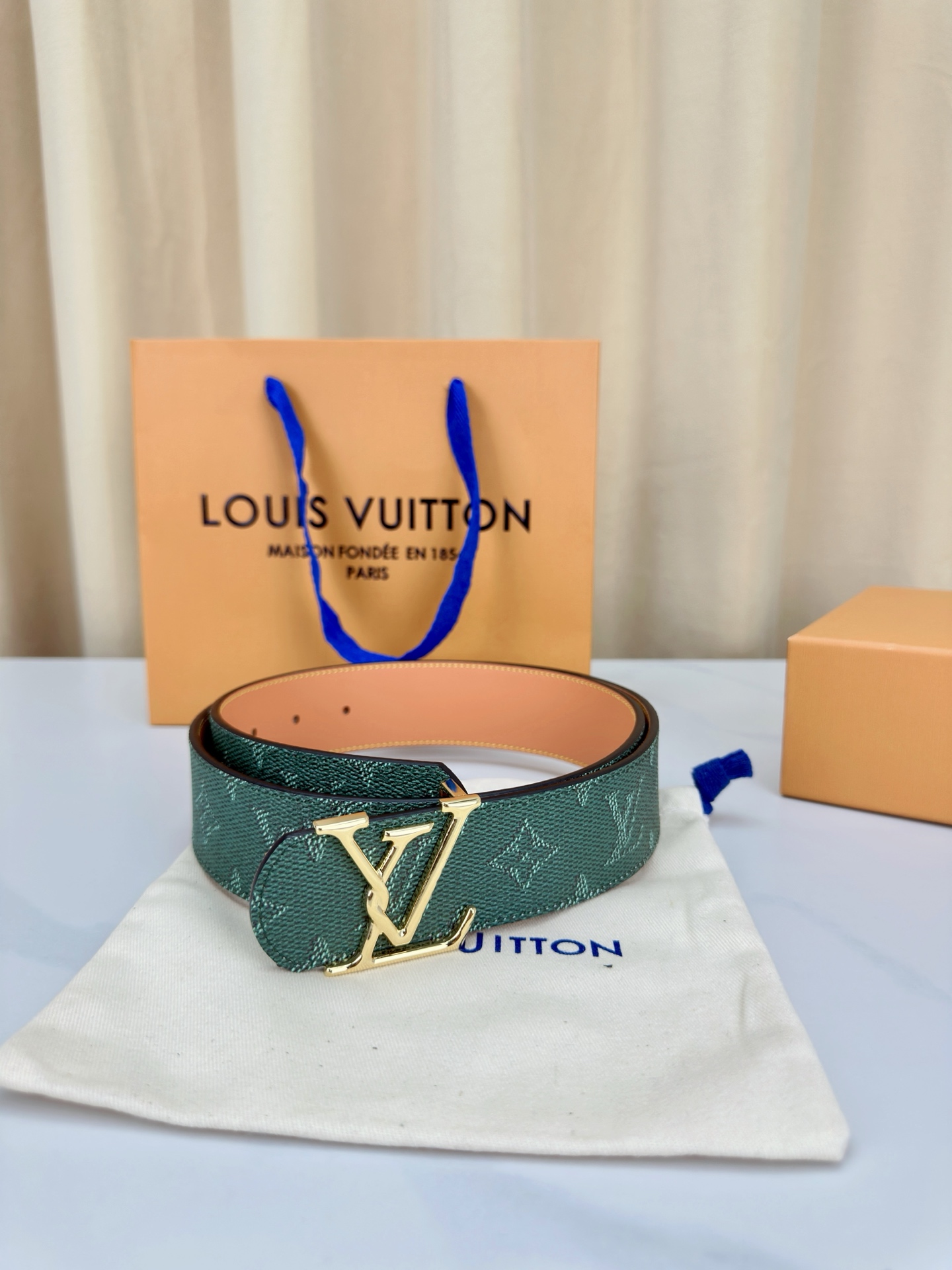 LV 4 0宽版皮带 墨绿色老花涂层帆布 4 0cm宽版设计 金属质感LV扣头 双面可用皮革