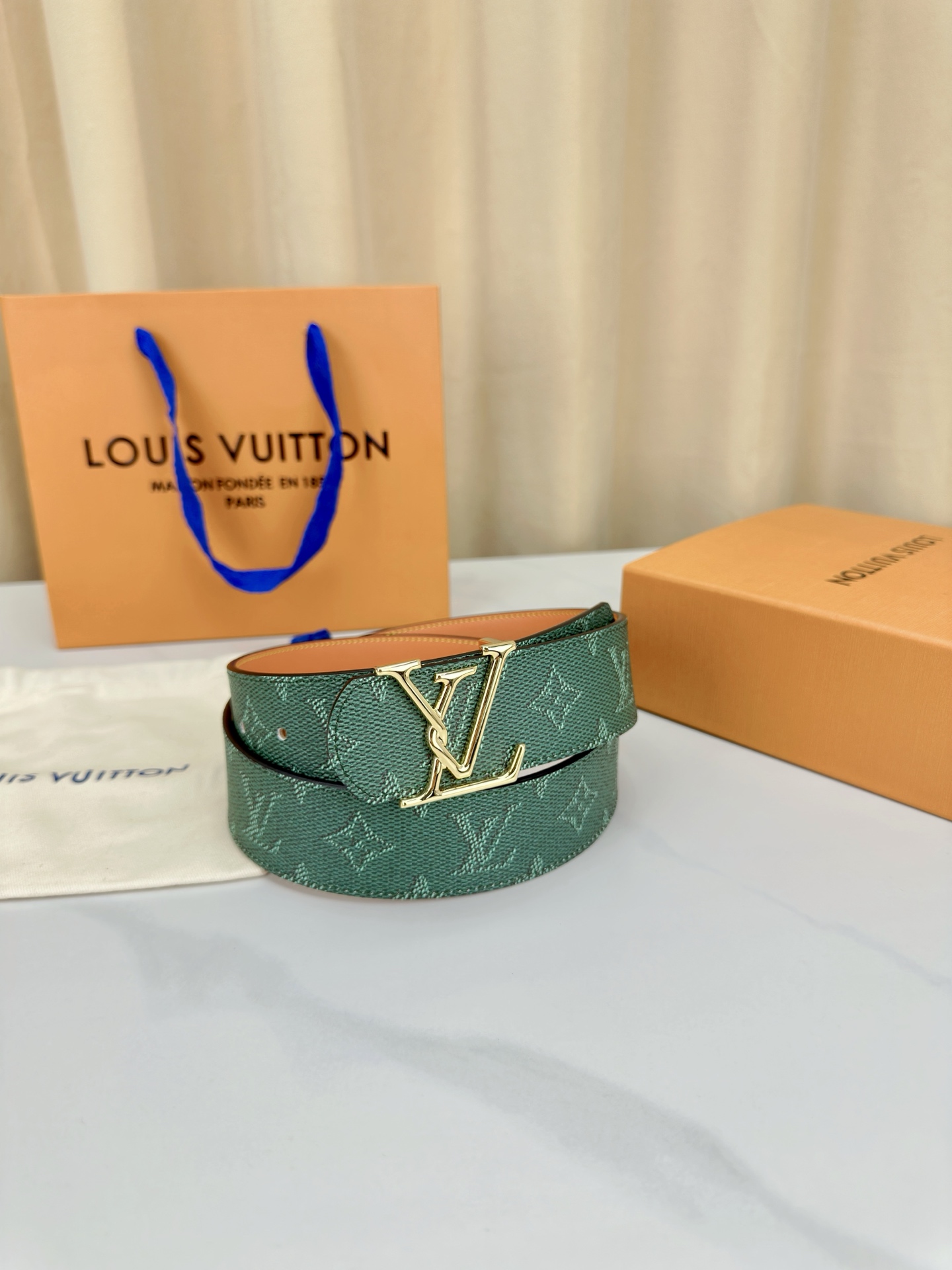 LV 4 0宽版皮带 墨绿色老花涂层帆布 4 0cm宽版设计 金属质感LV扣头 双面可用皮革