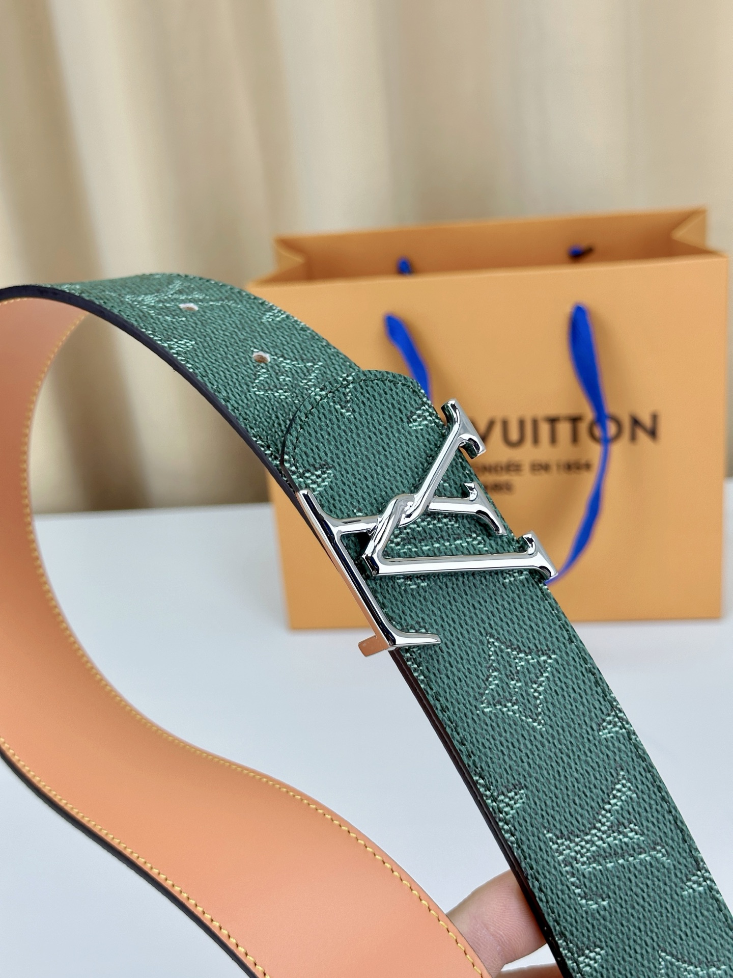 LV 4 0宽版皮带 墨绿色老花涂层帆布 4 0cm宽版设计 金属质感LV扣头 双面可用皮革