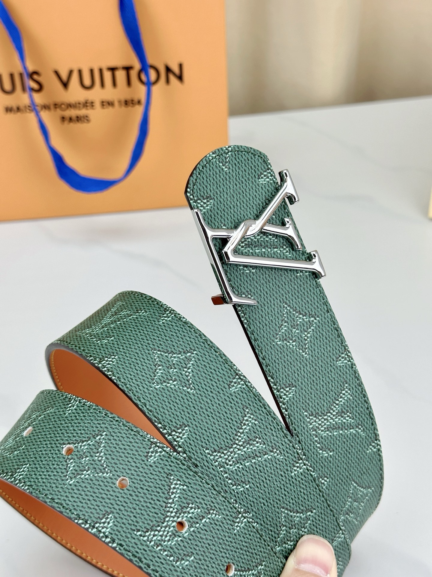 LV 4 0宽版皮带 墨绿色老花涂层帆布 4 0cm宽版设计 金属质感LV扣头 双面可用皮革