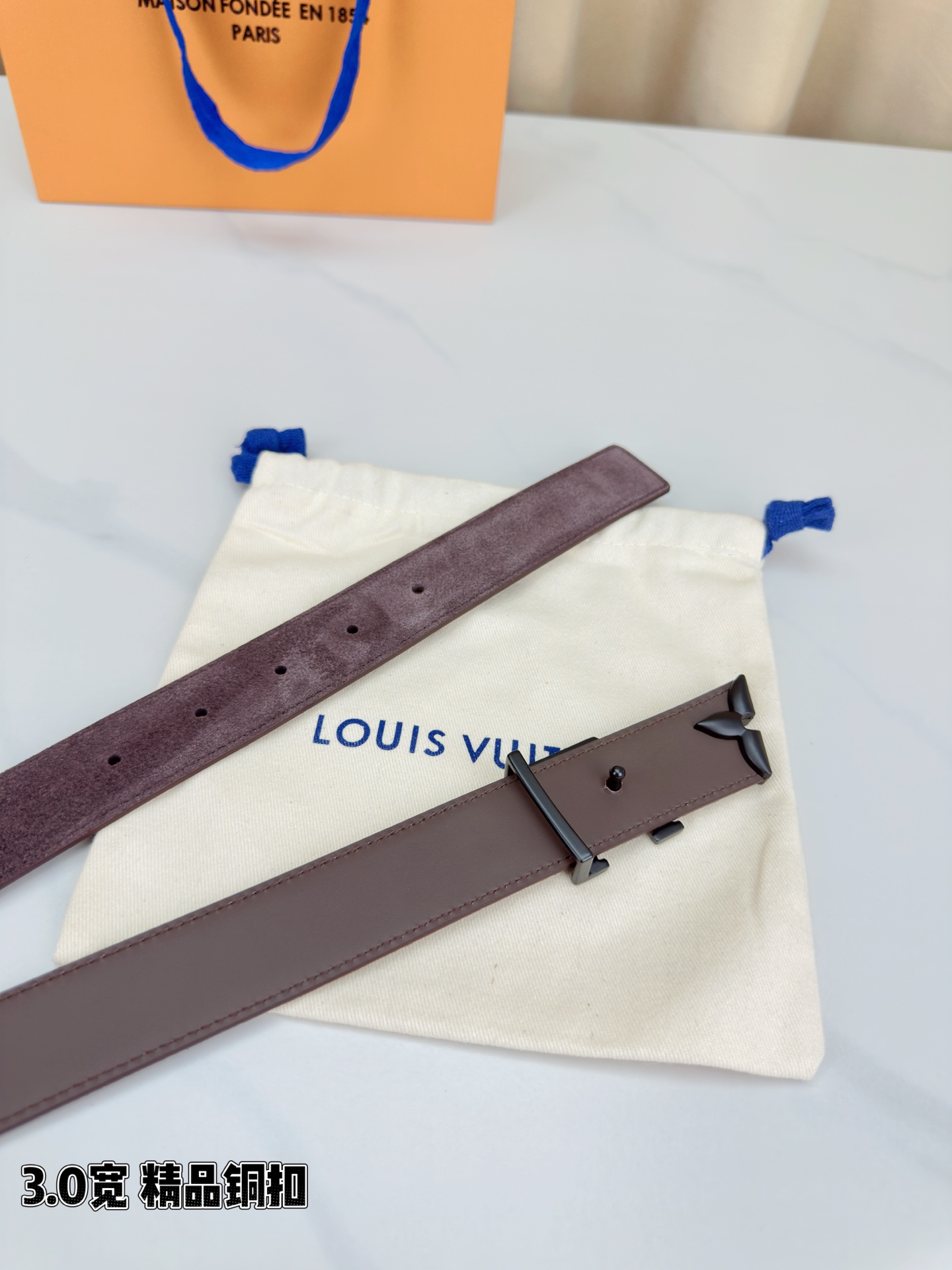 3 0宽 Pretty LV 腰带依托品牌精湛工艺 以莹亮金属打造 LV Initiales 搭扣