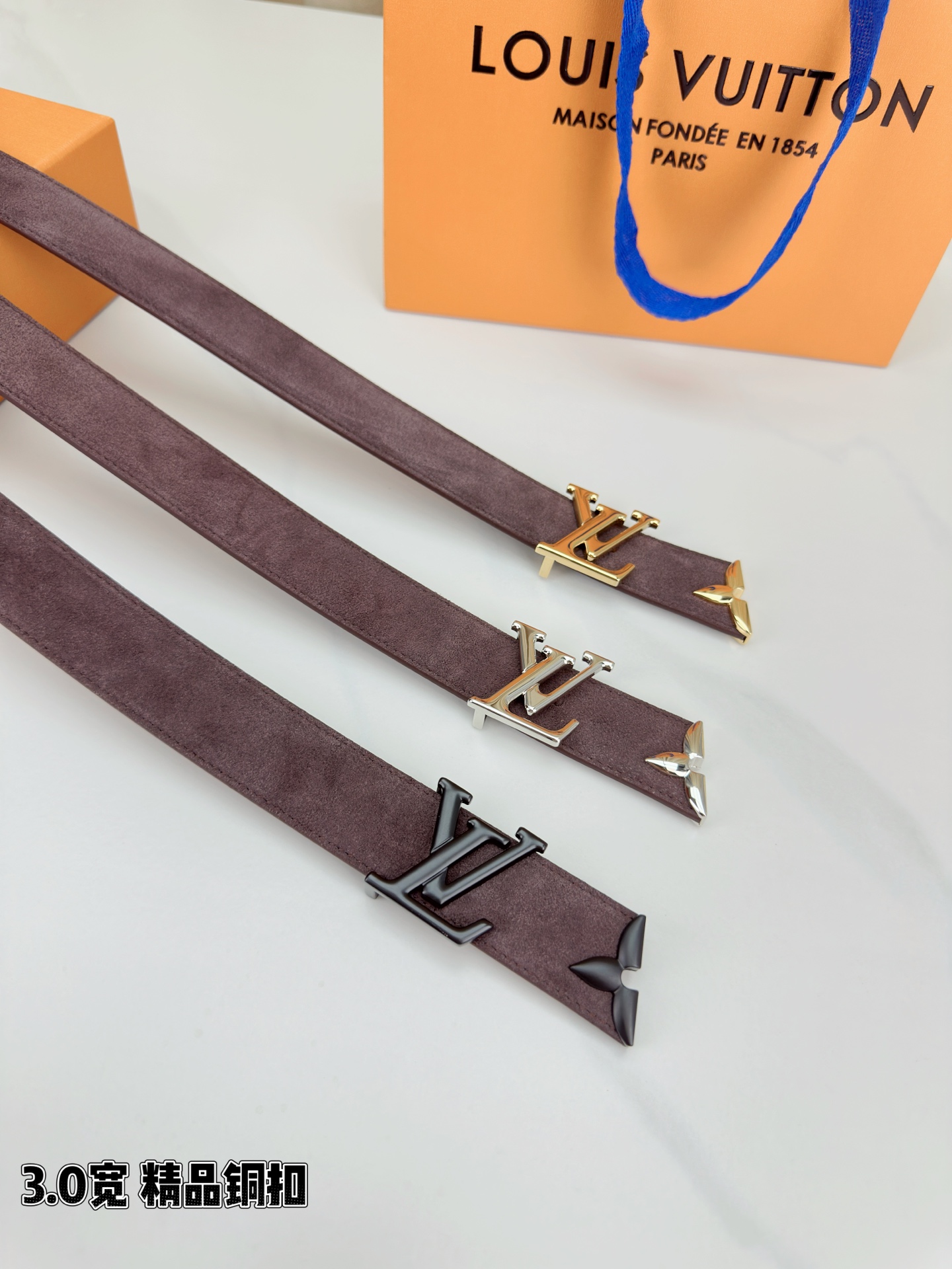 3 0宽 Pretty LV 腰带依托品牌精湛工艺 以莹亮金属打造 LV Initiales 搭扣