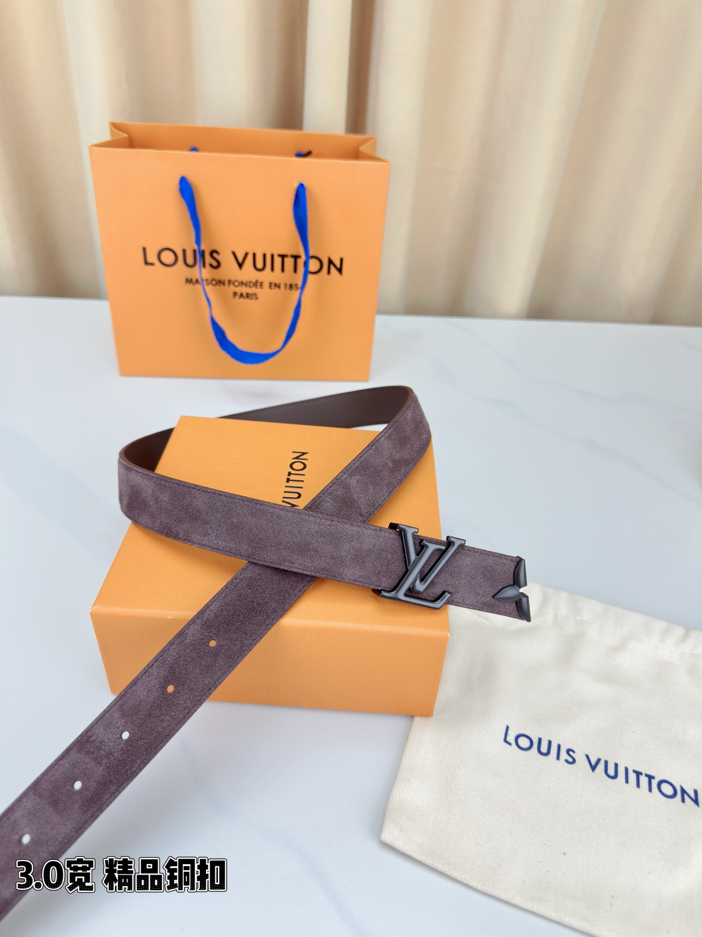 3 0宽 Pretty LV 腰带依托品牌精湛工艺 以莹亮金属打造 LV Initiales 搭扣