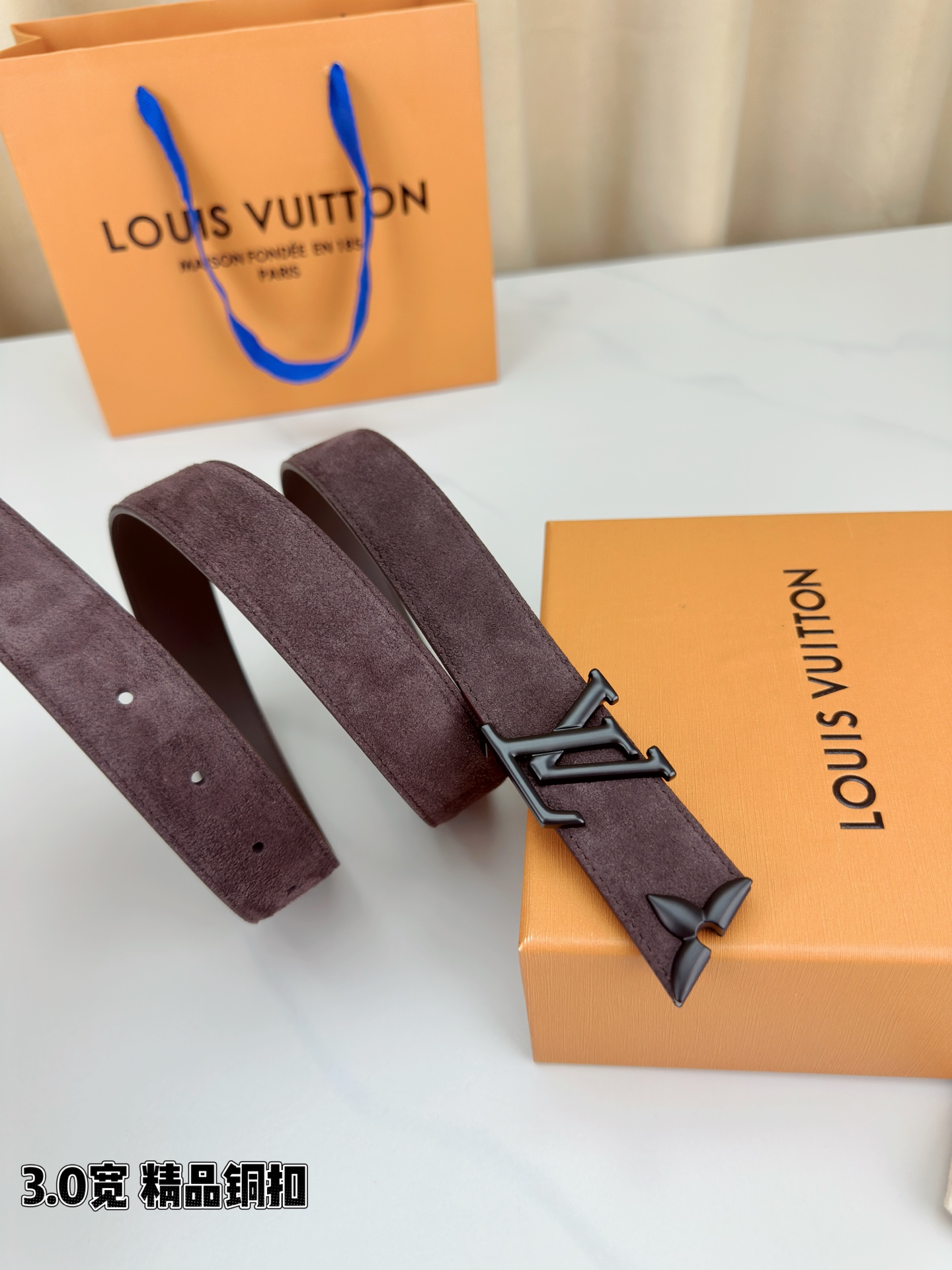 3 0宽 Pretty LV 腰带依托品牌精湛工艺 以莹亮金属打造 LV Initiales 搭扣