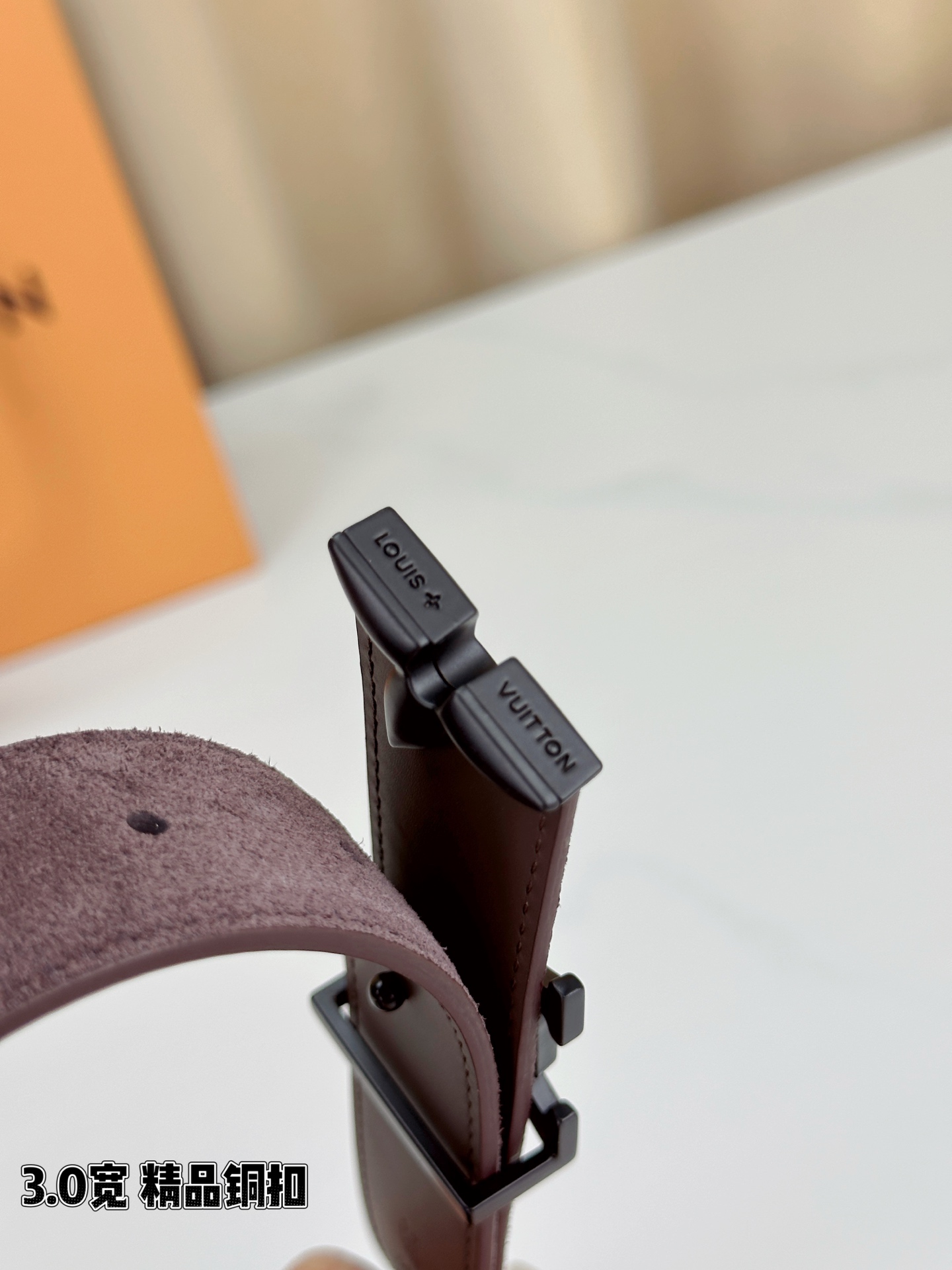 3 0宽 Pretty LV 腰带依托品牌精湛工艺 以莹亮金属打造 LV Initiales 搭扣