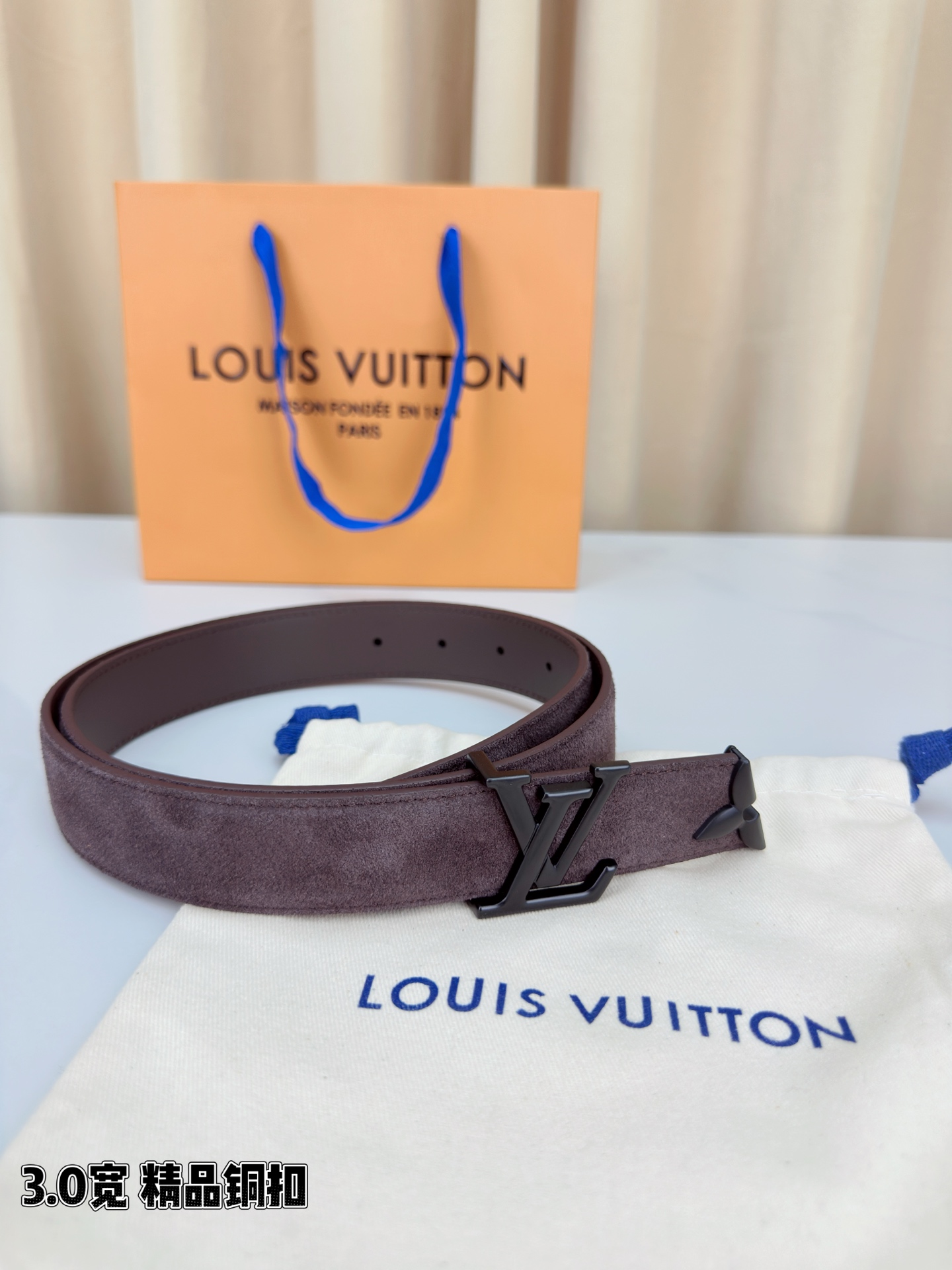 3 0宽 Pretty LV 腰带依托品牌精湛工艺 以莹亮金属打造 LV Initiales 搭扣