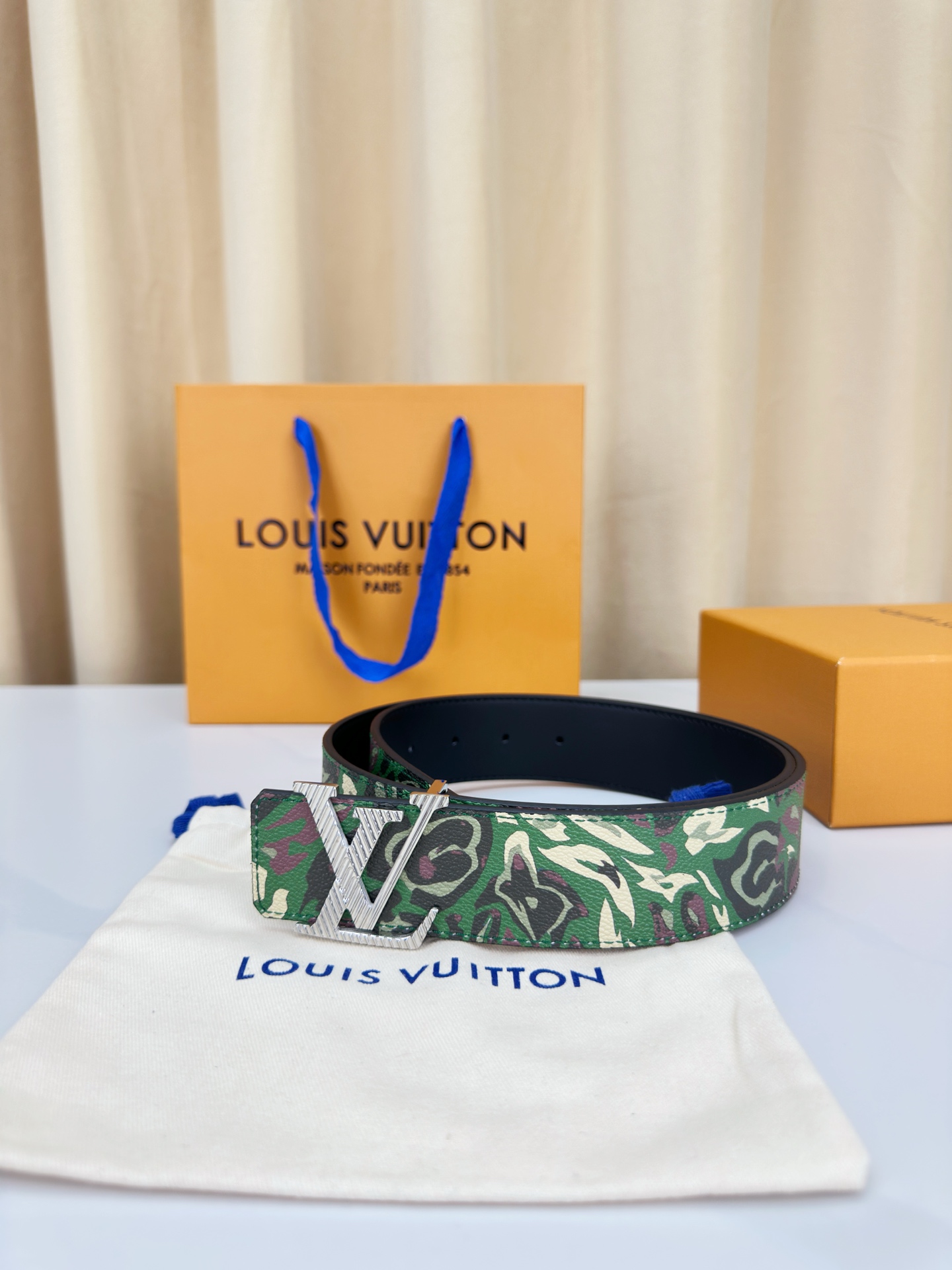 LV 4 0宽精品钢扣皮带 4 0cm宽版设计 绿/灰迷彩涂层帆布 金属质感LV字母钢扣