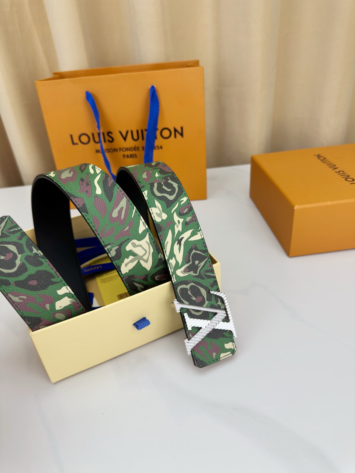 LV 4 0宽精品钢扣皮带 4 0cm宽版设计 绿/灰迷彩涂层帆布 金属质感LV字母钢扣