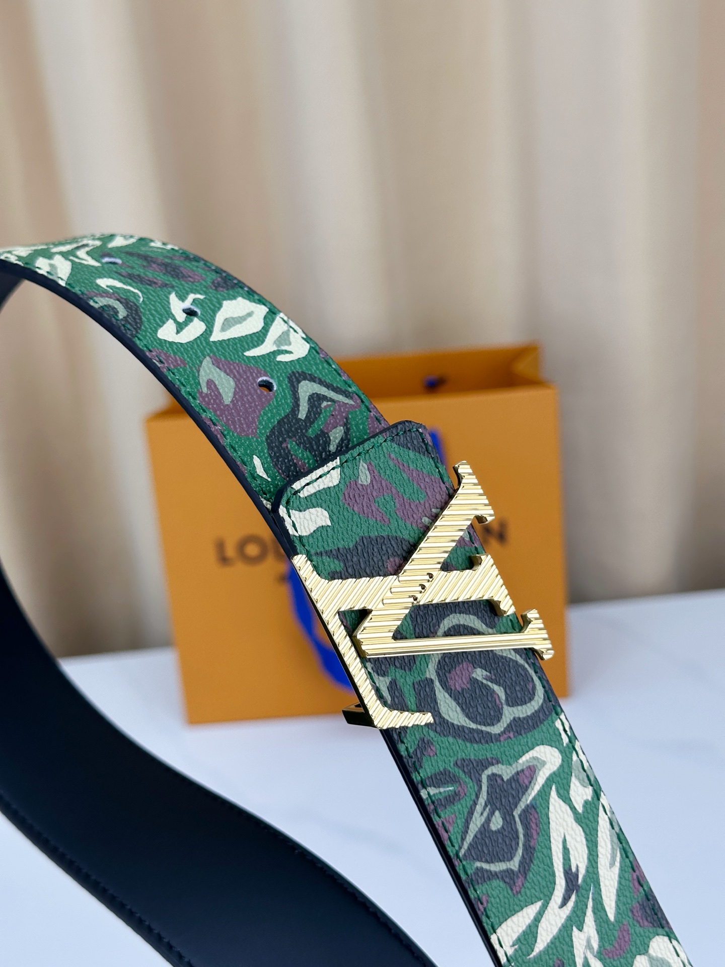 LV 4 0宽精品钢扣皮带 4 0cm宽版设计 绿/灰迷彩涂层帆布 金属质感LV字母钢扣