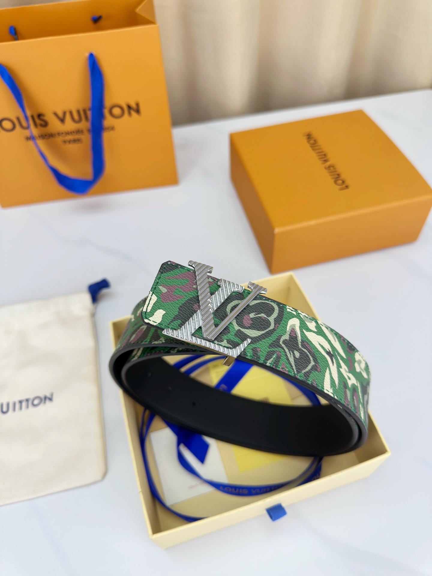 LV 4 0宽精品钢扣皮带 4 0cm宽版设计 绿/灰迷彩涂层帆布 金属质感LV字母钢扣