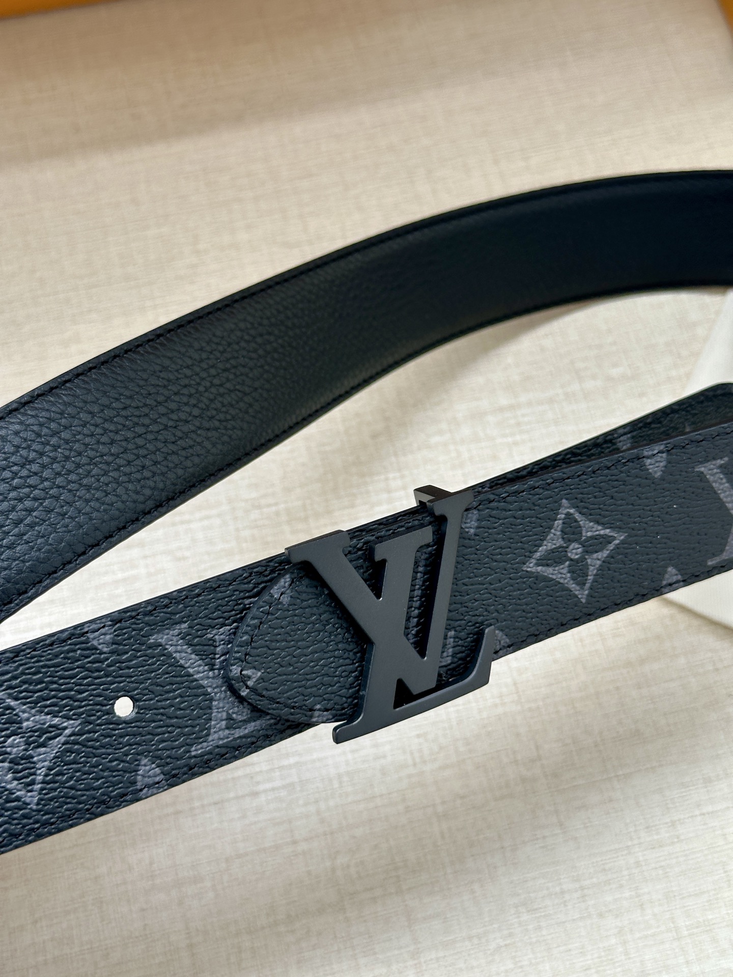 3 4宽 LV Trunk 双面腰带以粒面皮革塑造摩登设计 可为商务或休闲造型注入典雅魅力 铭纹