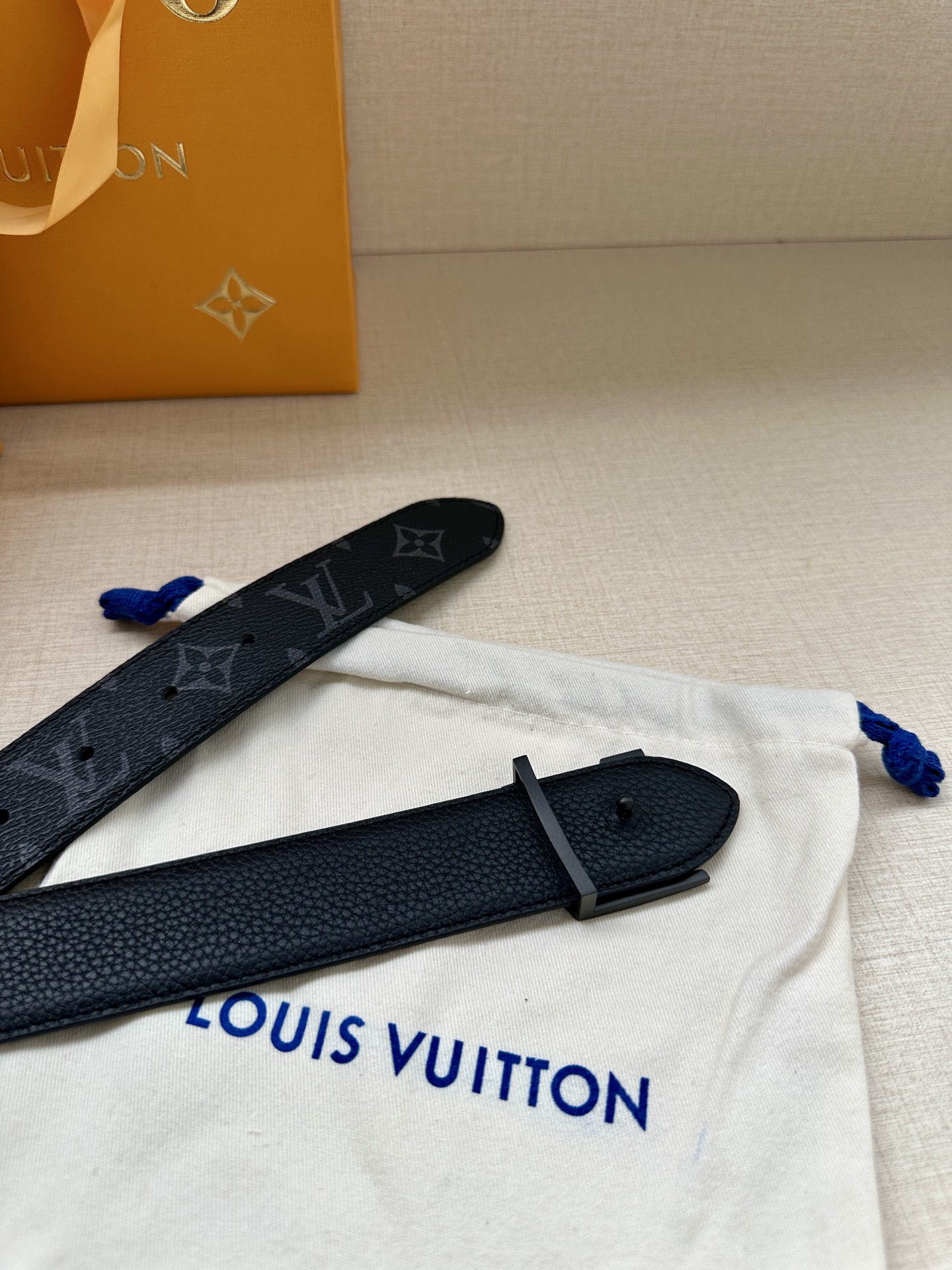3 4宽 LV Trunk 双面腰带以粒面皮革塑造摩登设计 可为商务或休闲造型注入典雅魅力 铭纹