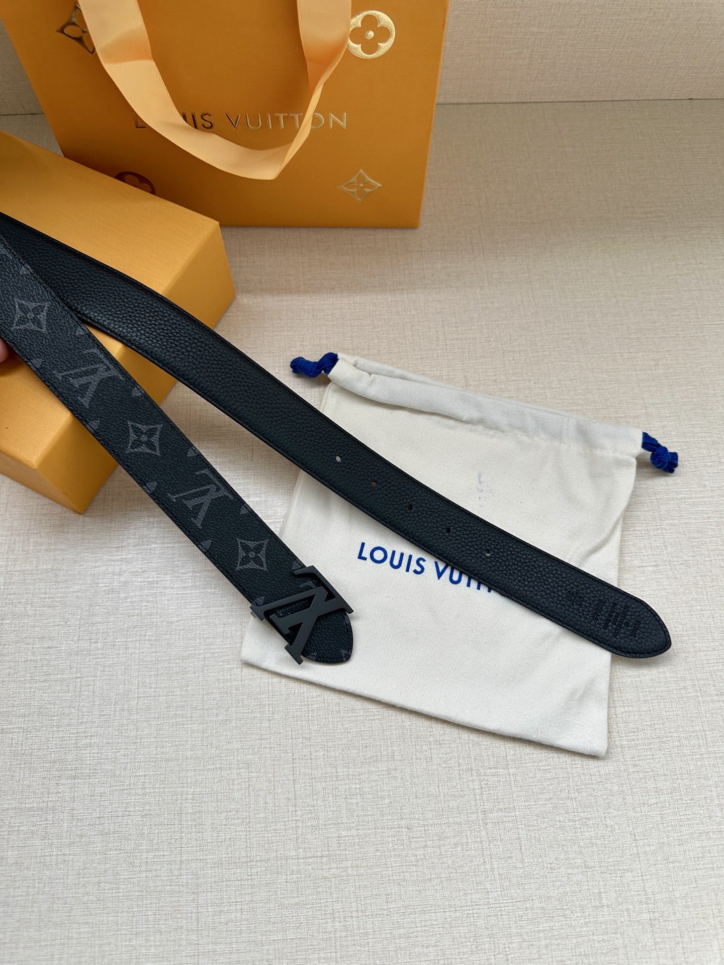 3 4宽 LV Trunk 双面腰带以粒面皮革塑造摩登设计 可为商务或休闲造型注入典雅魅力 铭纹