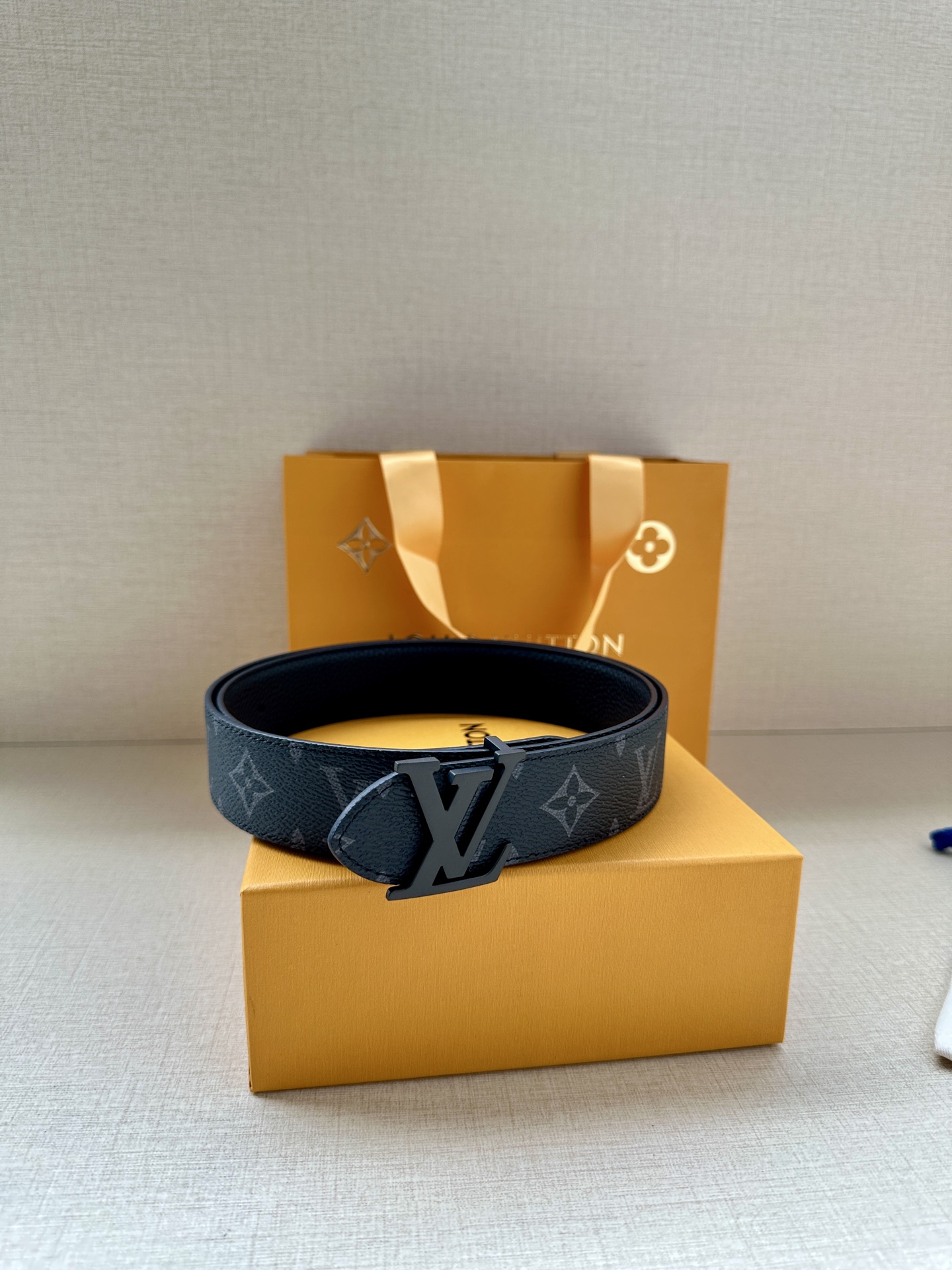 3 4宽 LV Trunk 双面腰带以粒面皮革塑造摩登设计 可为商务或休闲造型注入典雅魅力 铭纹