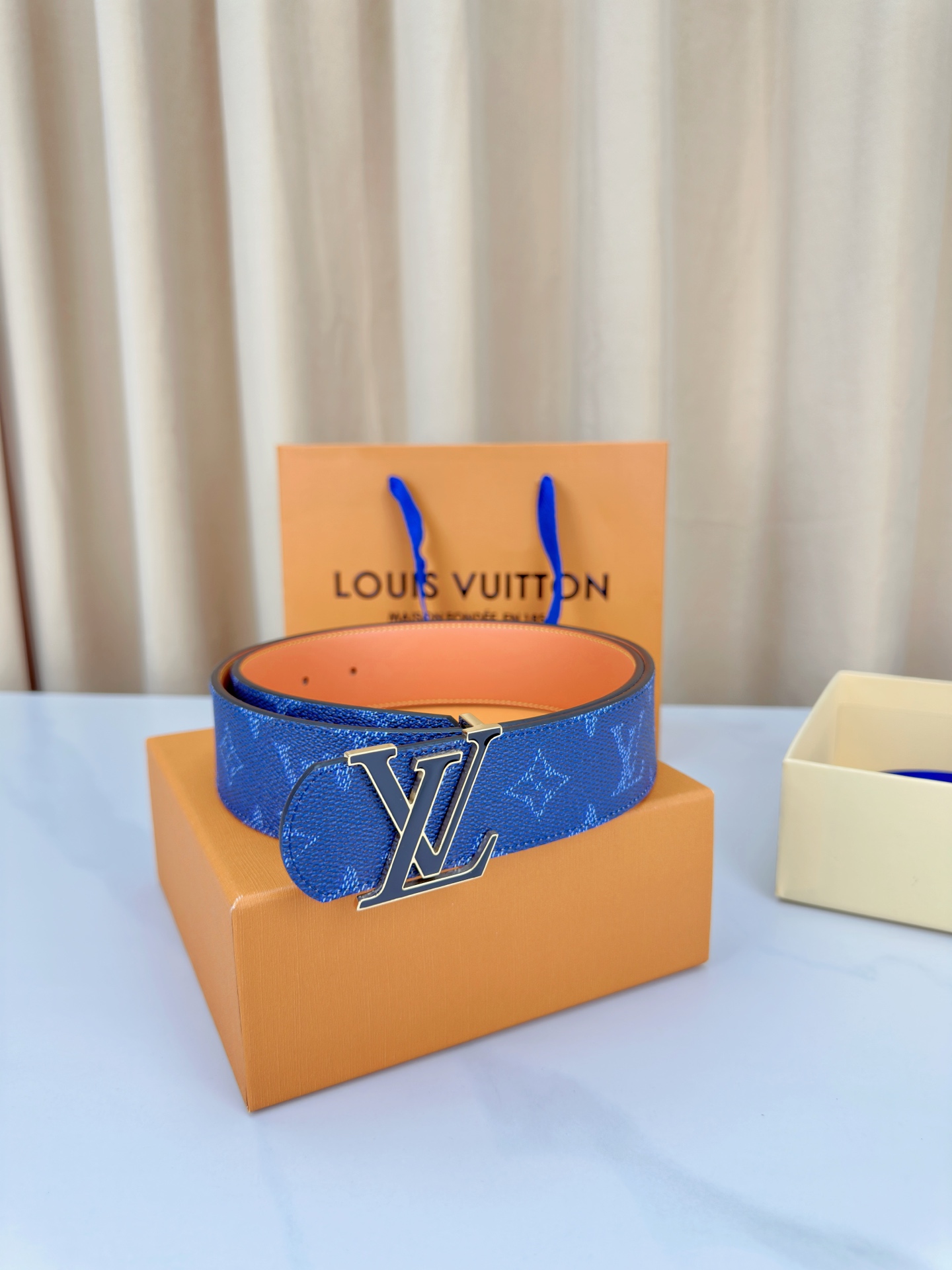 LV 4 0宽钢扣皮带 4 0cm宽版设计 蓝/绿色老花涂层帆布 金属质感LV字母钢扣