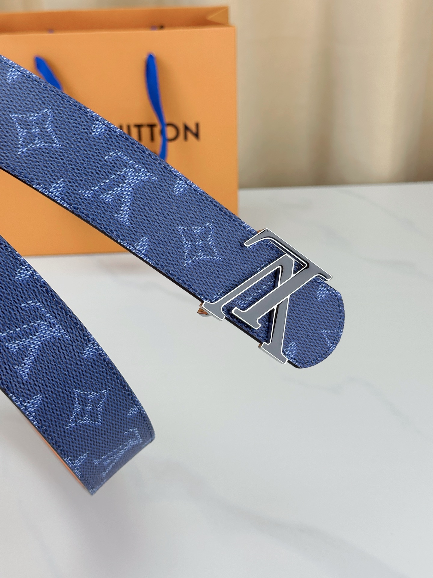 LV 4 0宽钢扣皮带 4 0cm宽版设计 蓝/绿色老花涂层帆布 金属质感LV字母钢扣