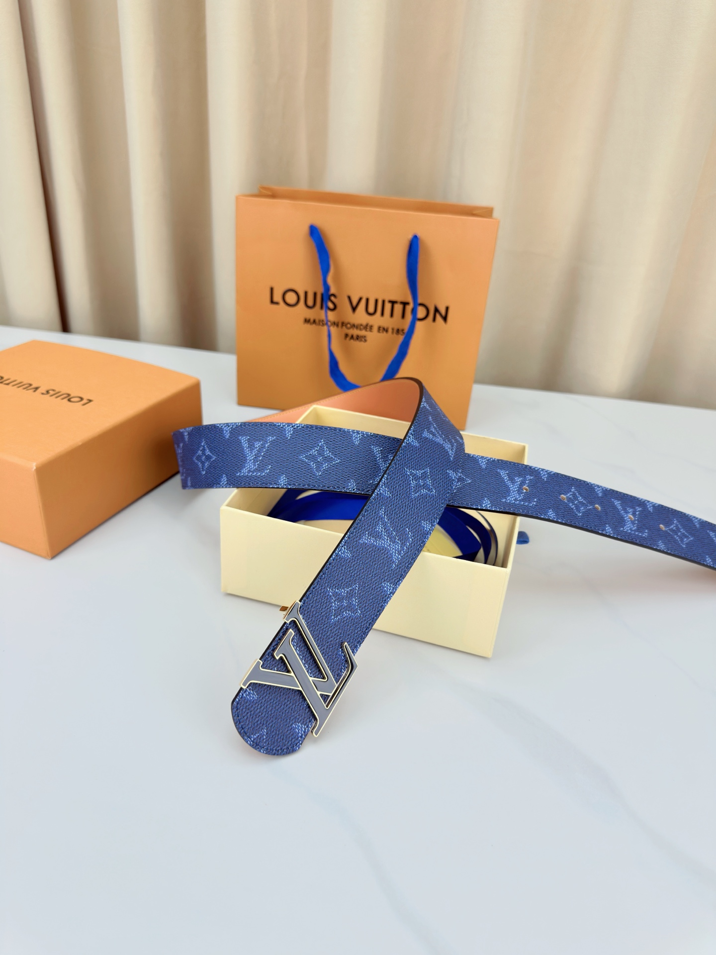 LV 4 0宽钢扣皮带 4 0cm宽版设计 蓝/绿色老花涂层帆布 金属质感LV字母钢扣