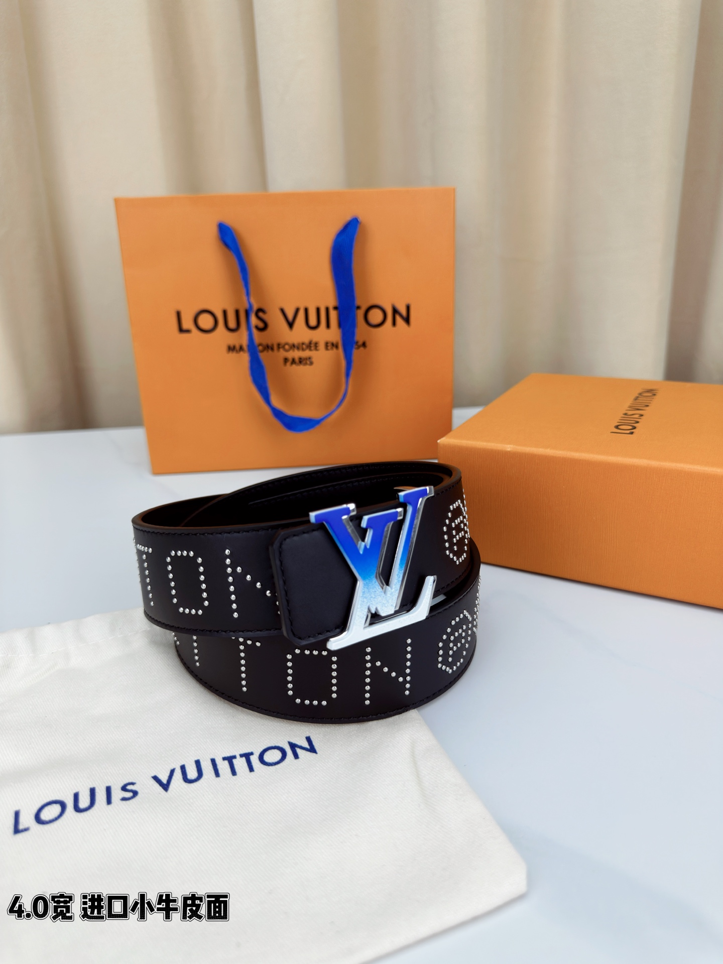 LV 4 0宽进口小牛皮皮带 4 0cm宽版设计 甄选进口小牛皮 蓝白渐变LV字母钢扣 表面五金铆钉装饰