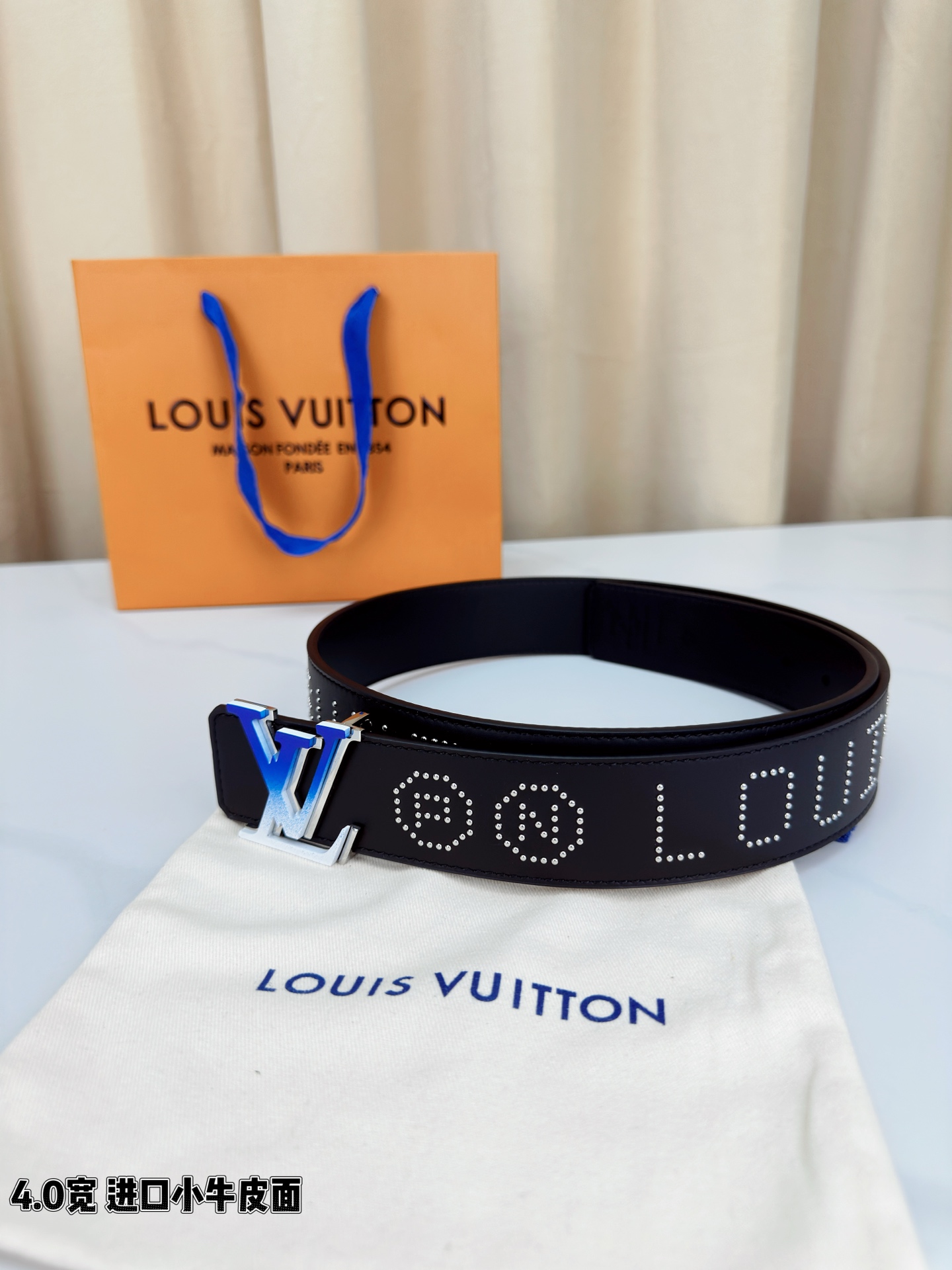 LV 4 0宽进口小牛皮皮带 4 0cm宽版设计 甄选进口小牛皮 蓝白渐变LV字母钢扣 表面五金铆钉装饰