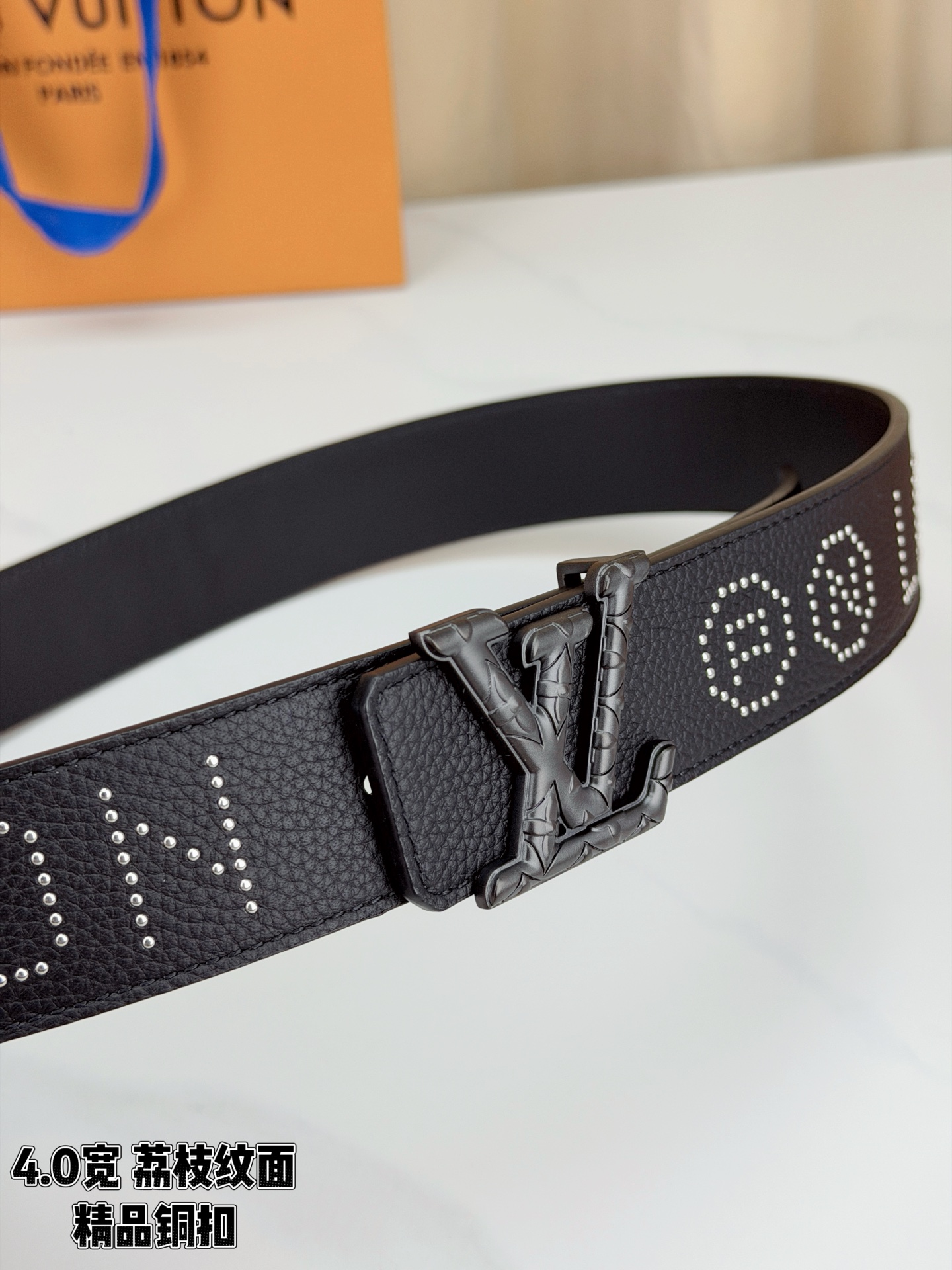 【LV 4.0cm铜扣皮带】黑色荔枝纹皮革，4.0cm宽版设计。带身缀银色铆钉字母图案，白/金/沙黑/古
