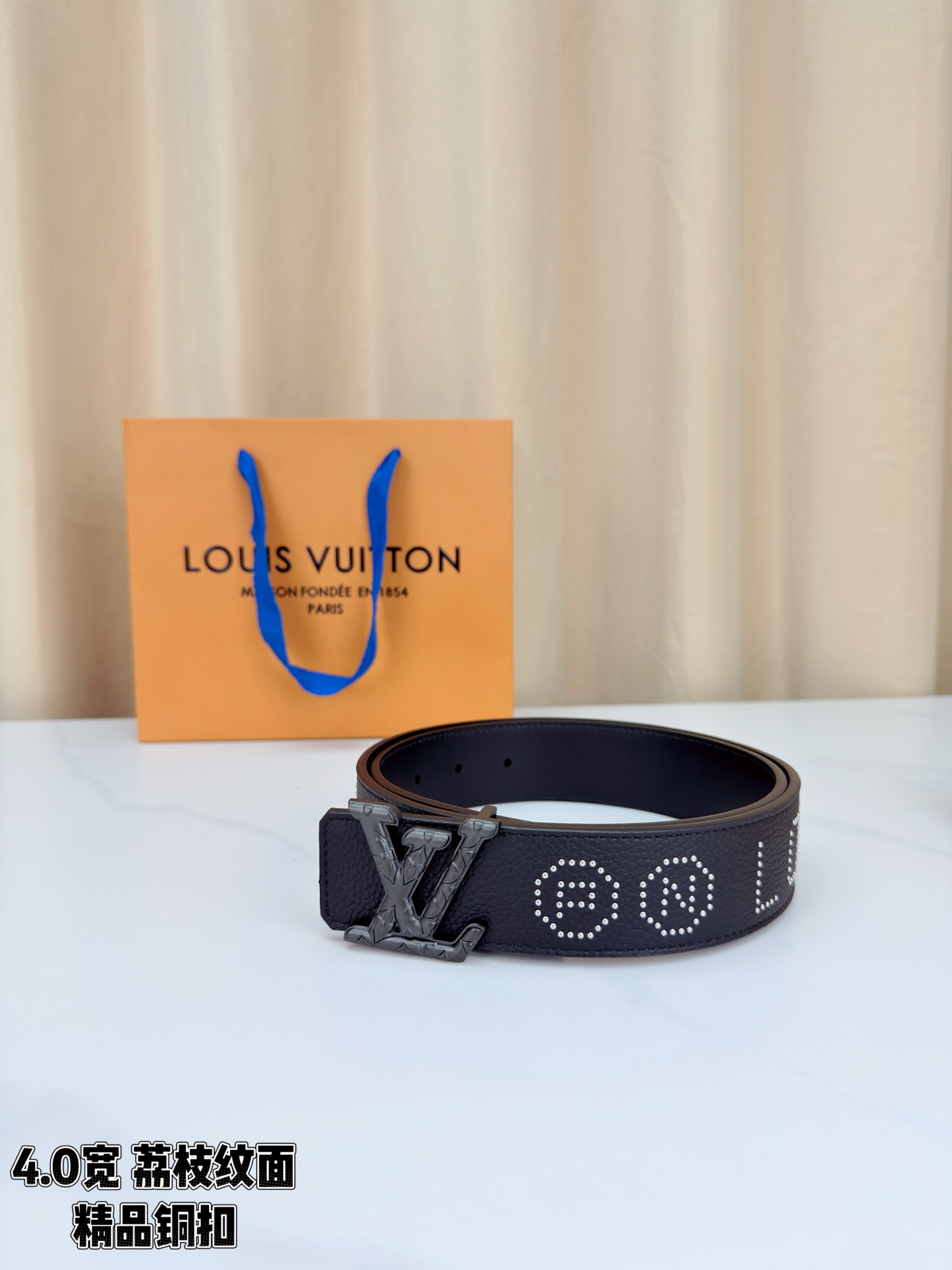 【LV 4.0cm铜扣皮带】黑色荔枝纹皮革，4.0cm宽版设计。带身缀银色铆钉字母图案，白/金/沙黑/古